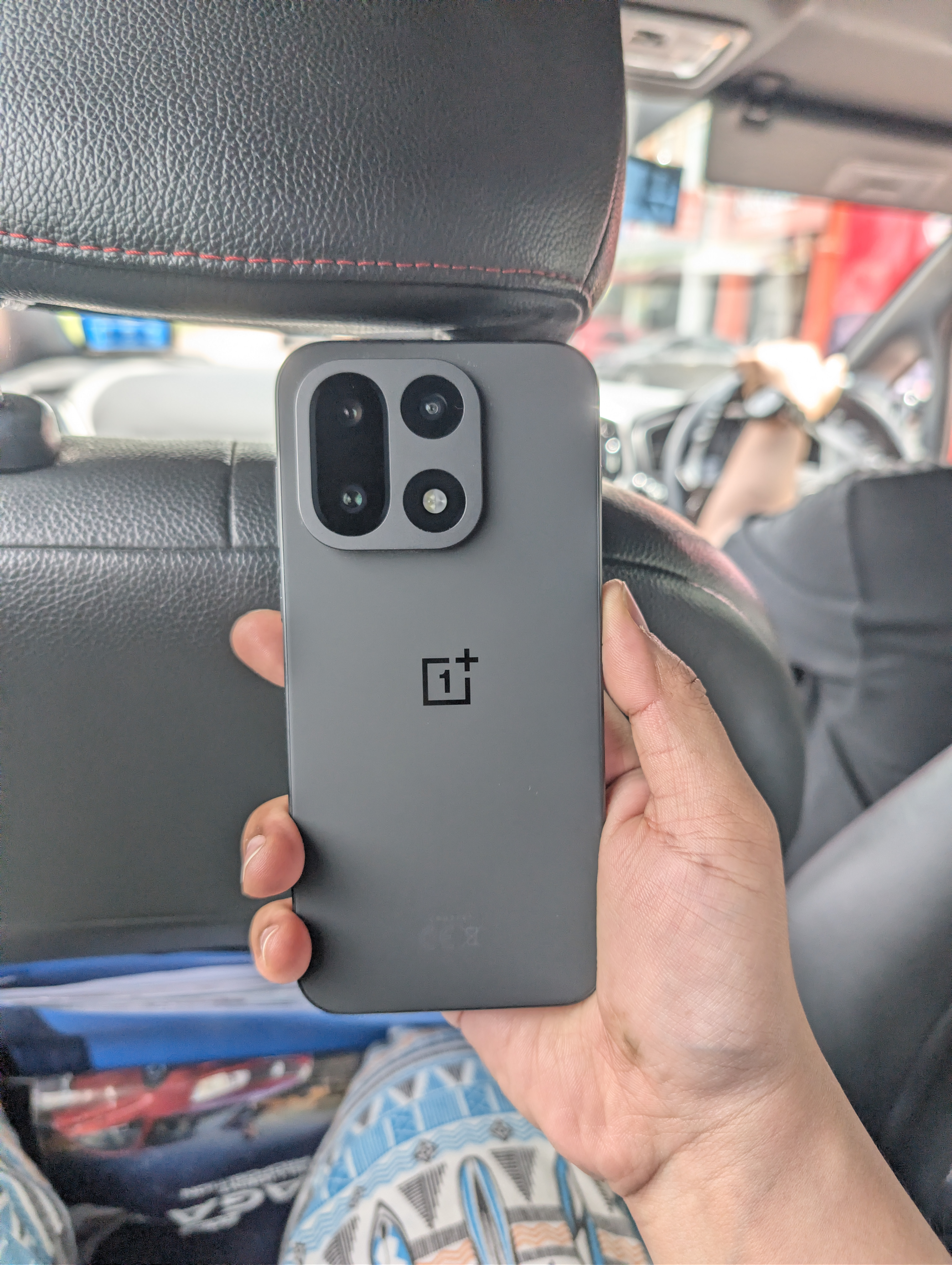 Telefon OnePlus dalam sarung pelindung berwarna kelabu