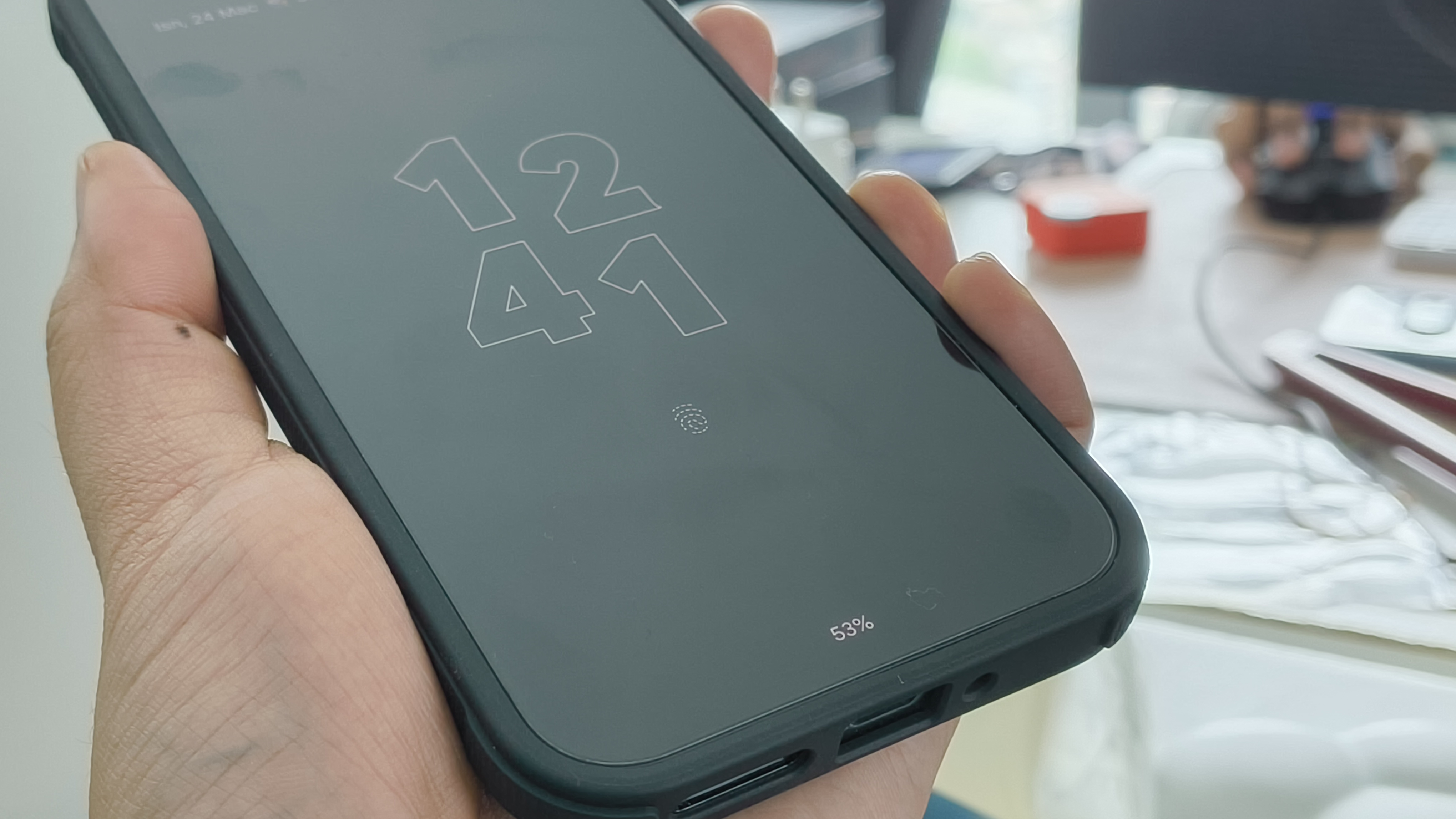 Paparan telefon menunjukkan jam dan ikon cap jari