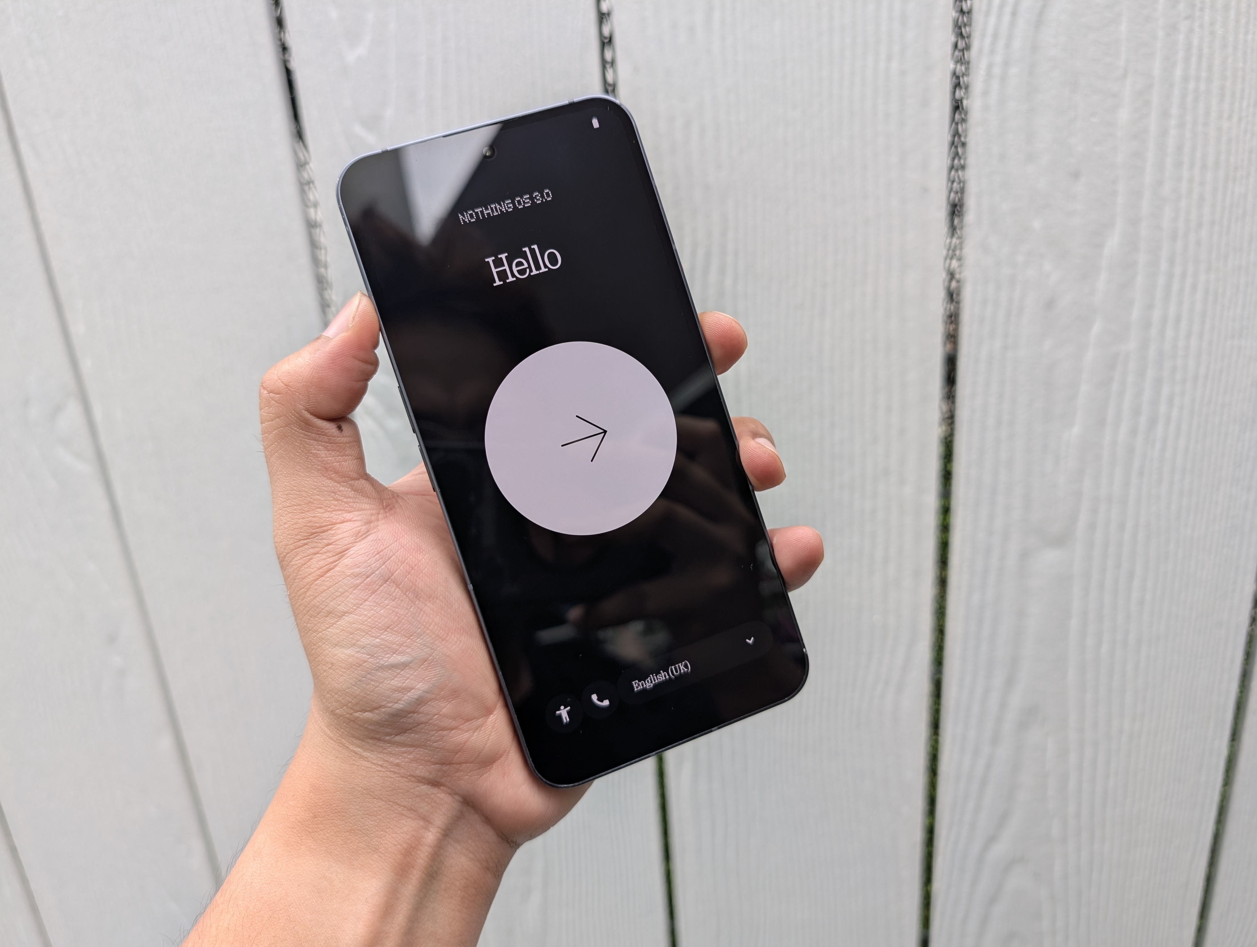 Permukaan skrin telefon pintar yang dipegang di tangan