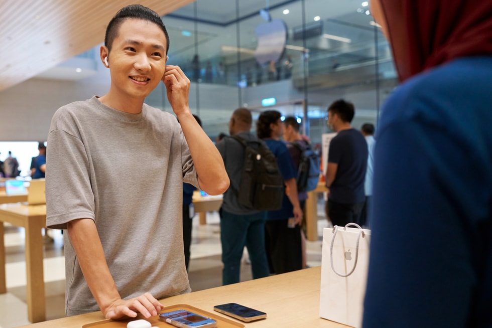 Pelanggan mencuba AirPods 5 di Apple The Exchange TRX