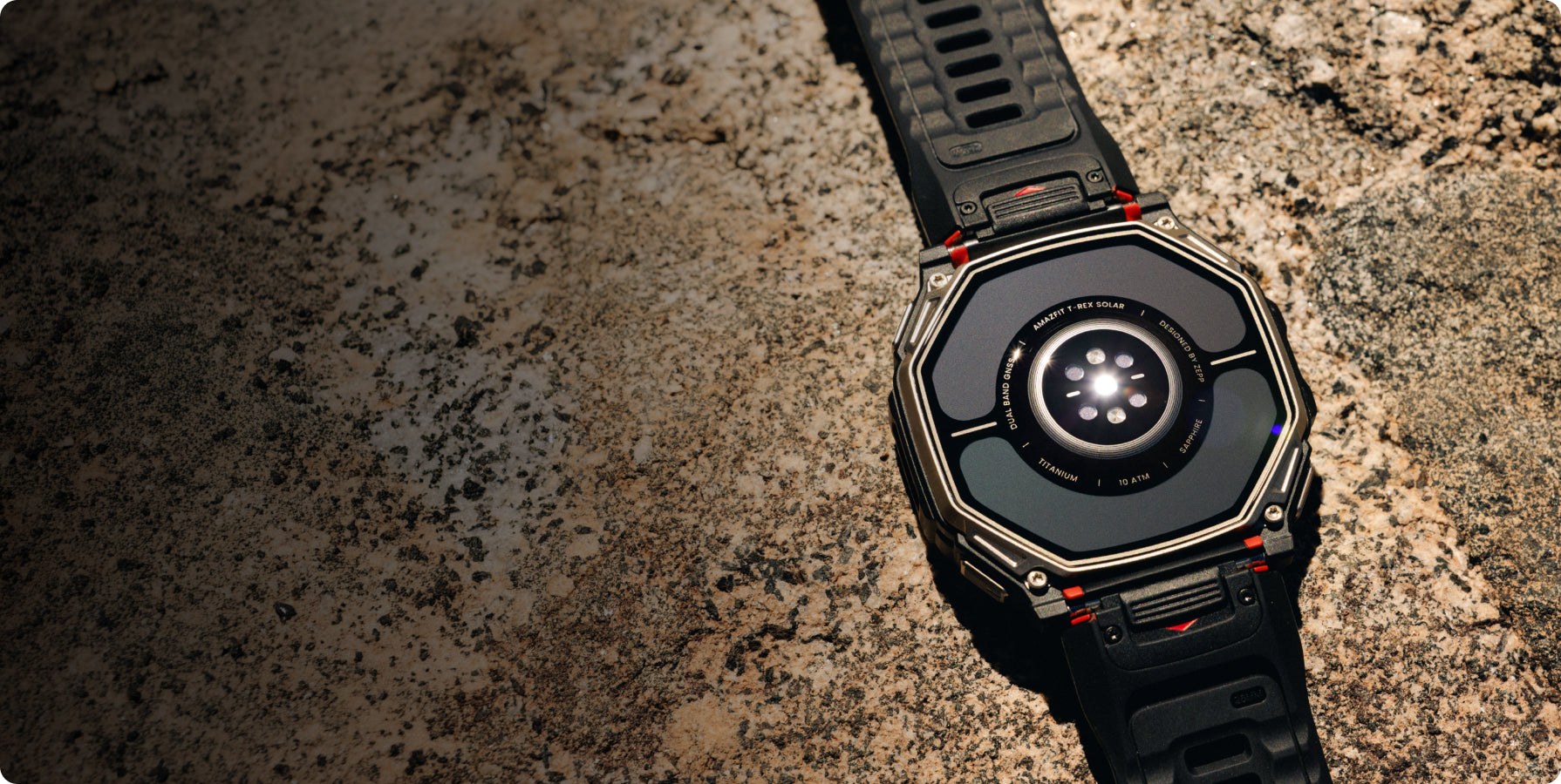 T-Rex Dual Solar digunakan di kawasan luar menurut visual rasmi Amazfit
