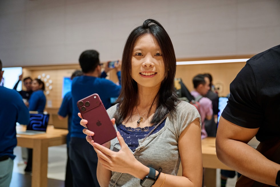Pelanggan memegang iPhone 18 Pro di Apple The Exchange TRX