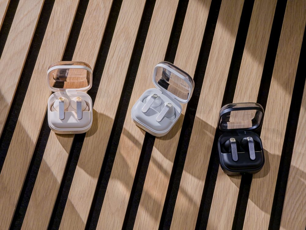 Galaxy Buds4 series dengan bekas pengecasan