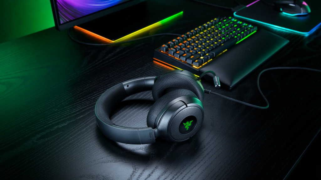 Razer Kraken V4 X Sensa HD Haptics di atas meja