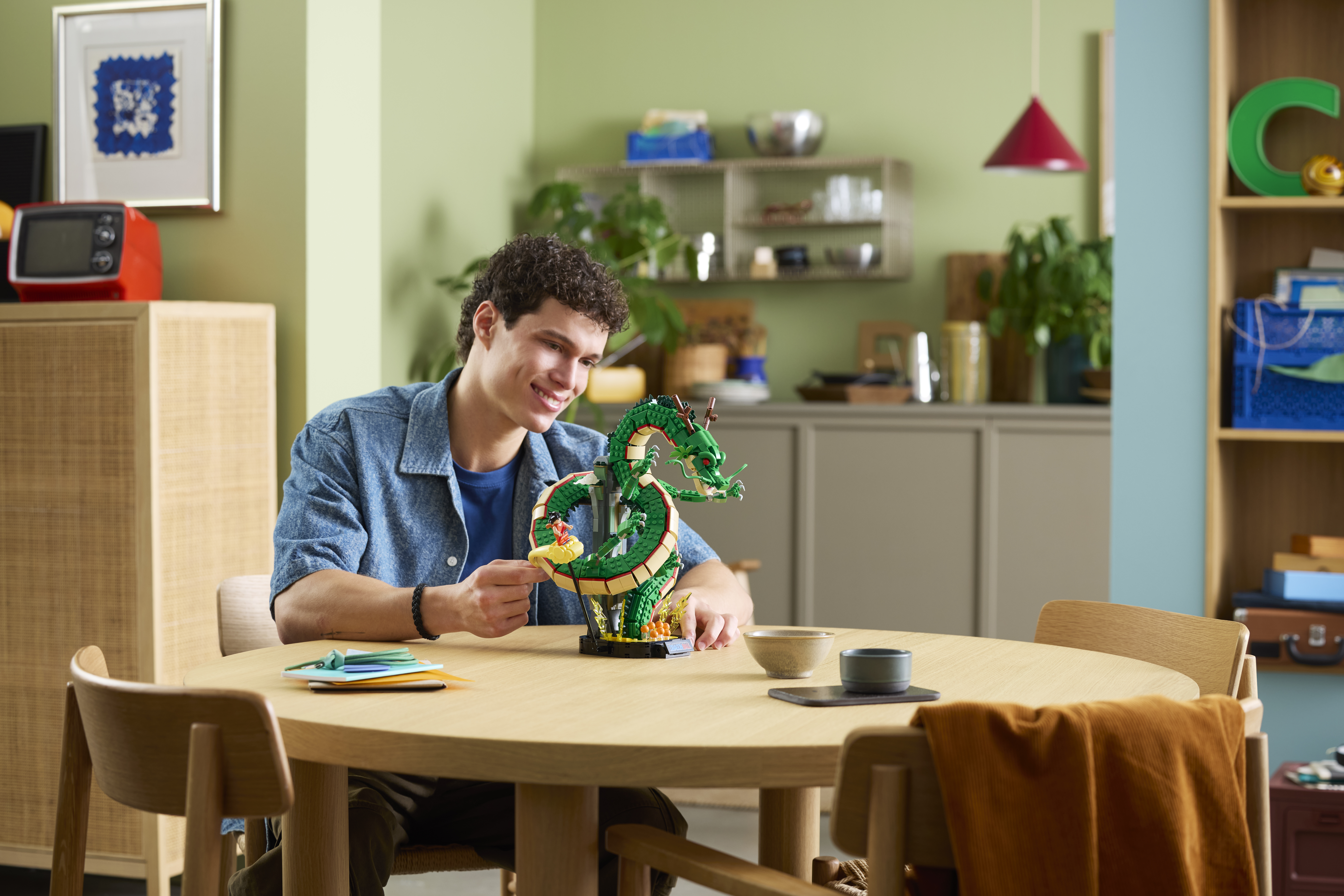 LEGO umum set Dragon Ball Shenron dan Goku dengan 1,764 kepingan
