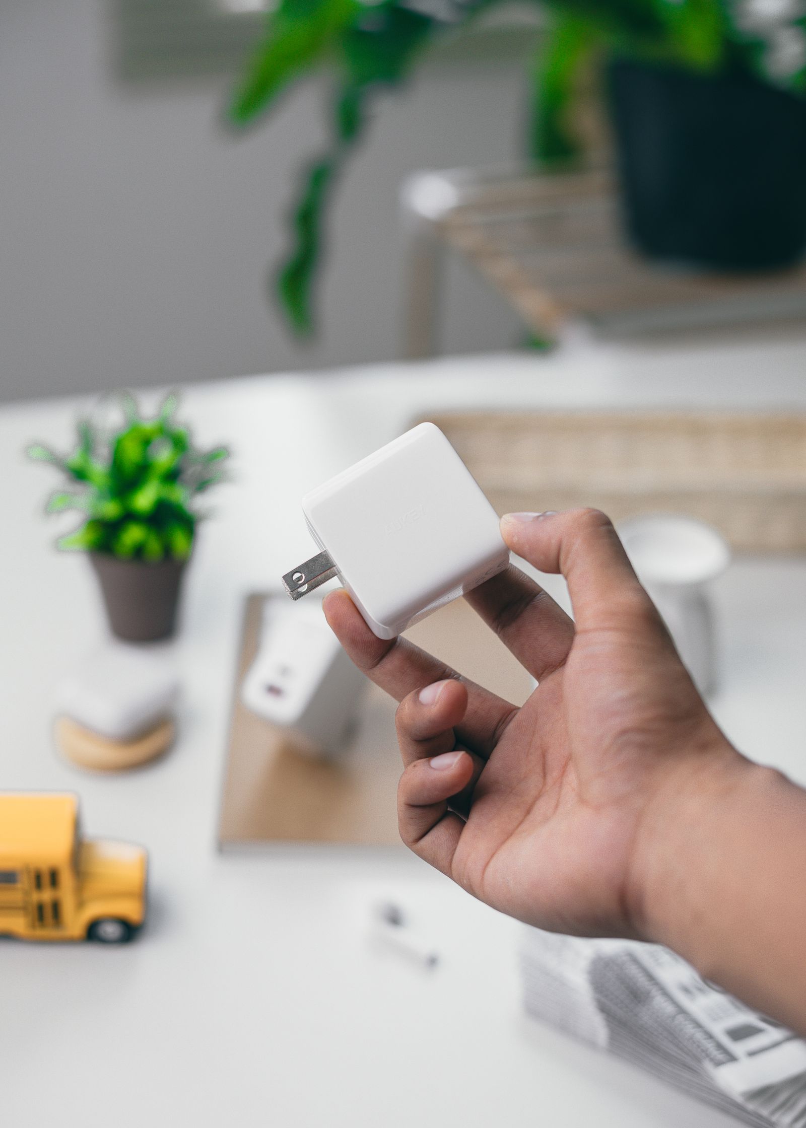 Penyesuai pengecas USB-C dipegang dalam tangan