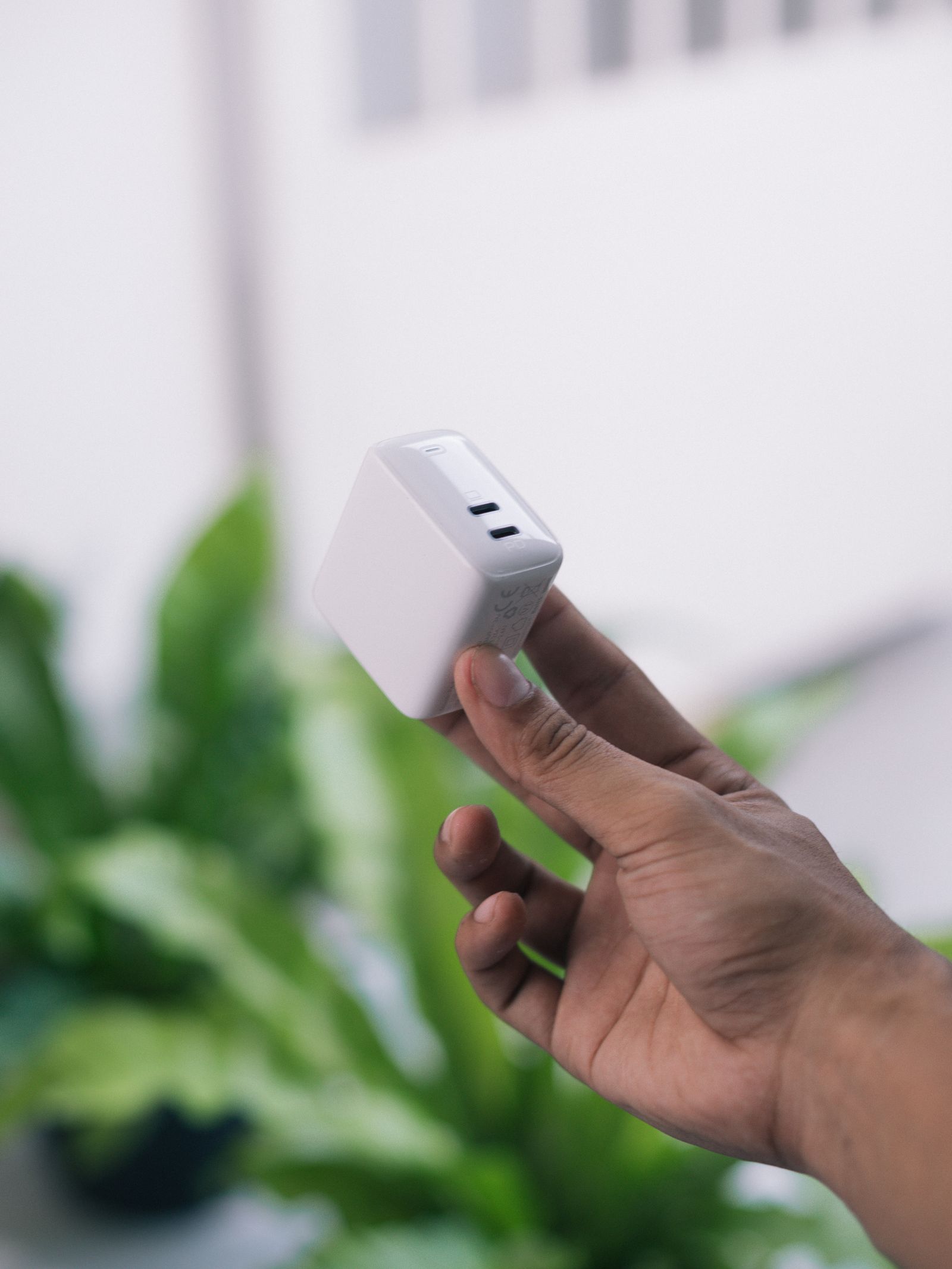 Penyesuai pengecas USB-C berwarna putih