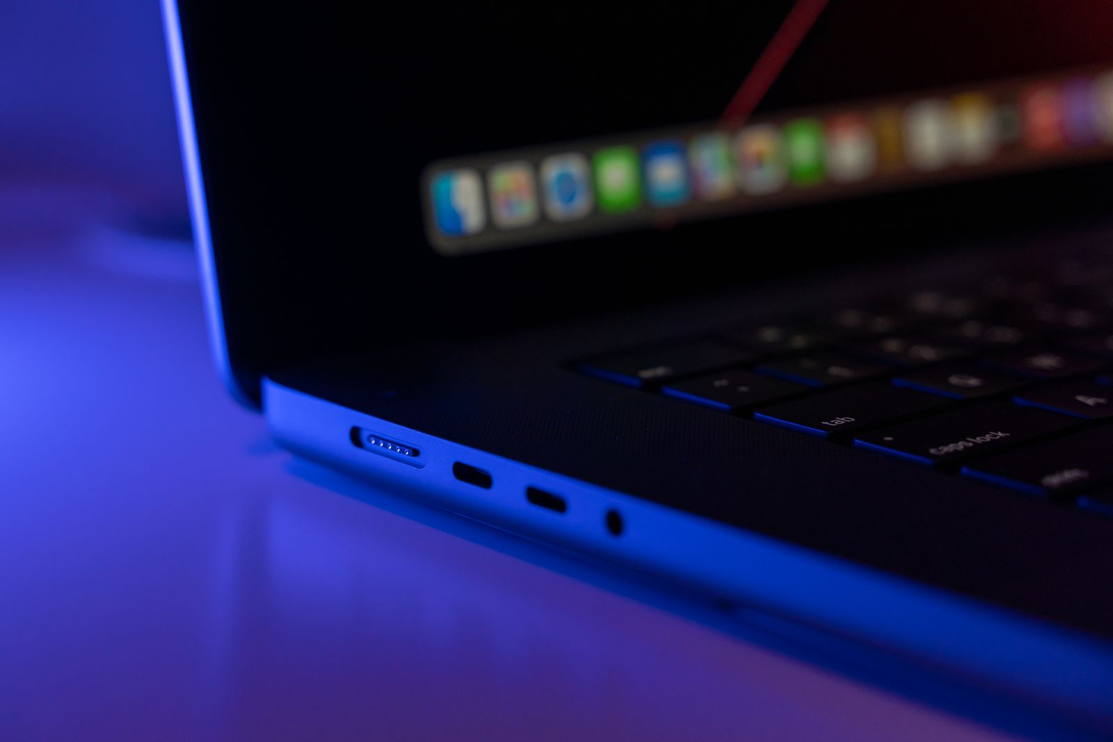 Pandangan dekat port USB-C dan MagSafe pada MacBook