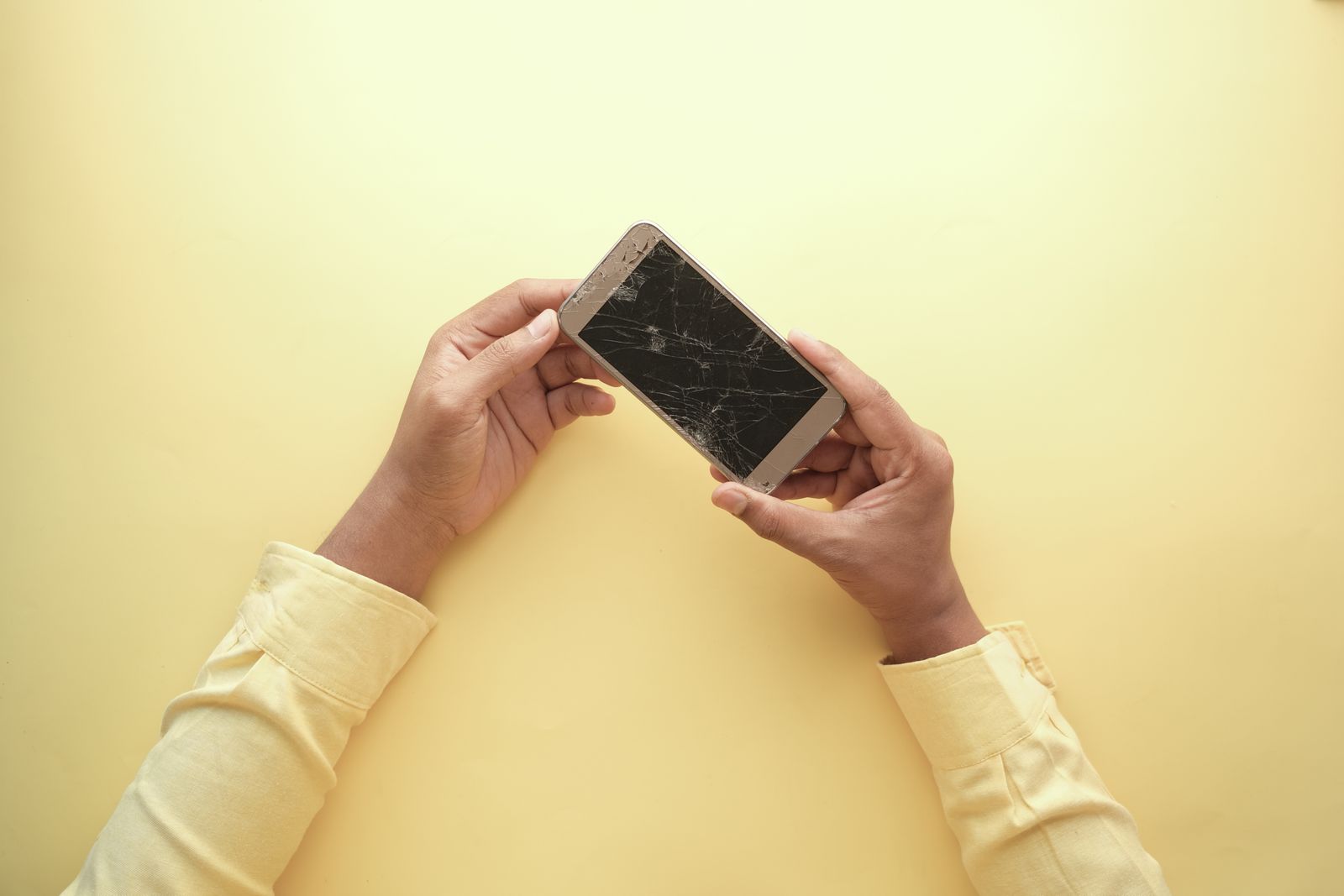 Telefon dengan kaca skrin yang pecah
