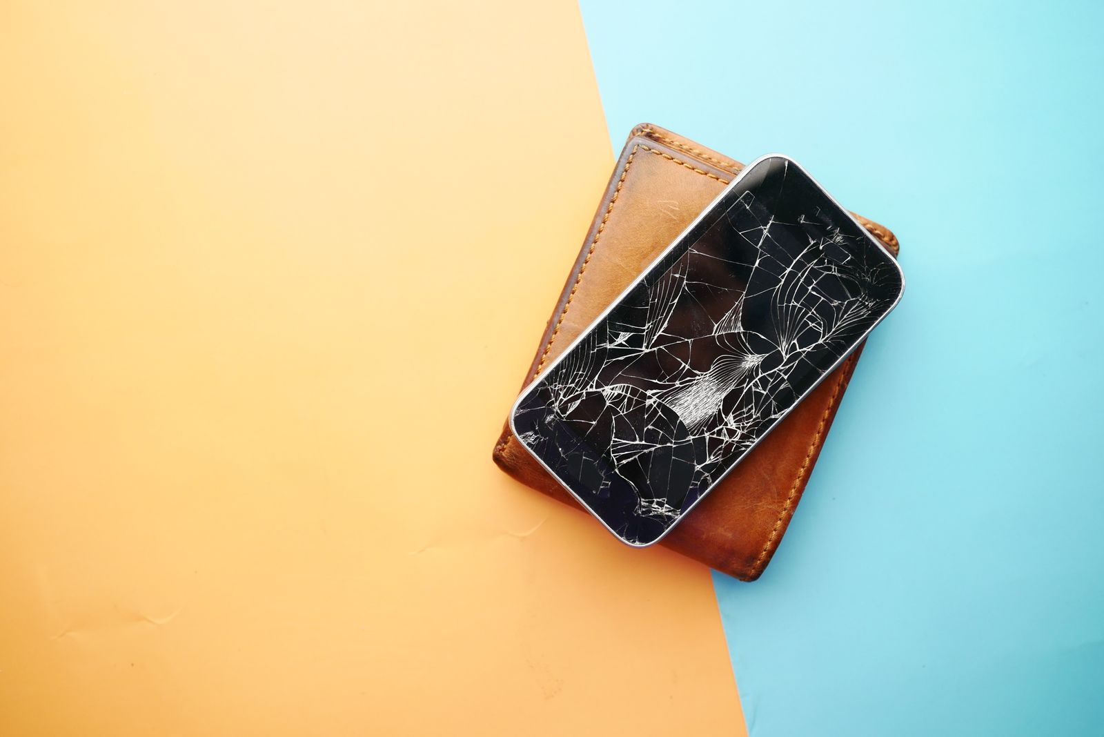 Telefon dengan skrin yang retak