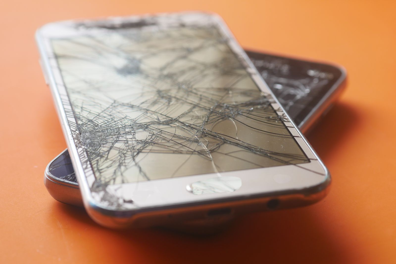 Dua telefon dengan kaca skrin yang retak