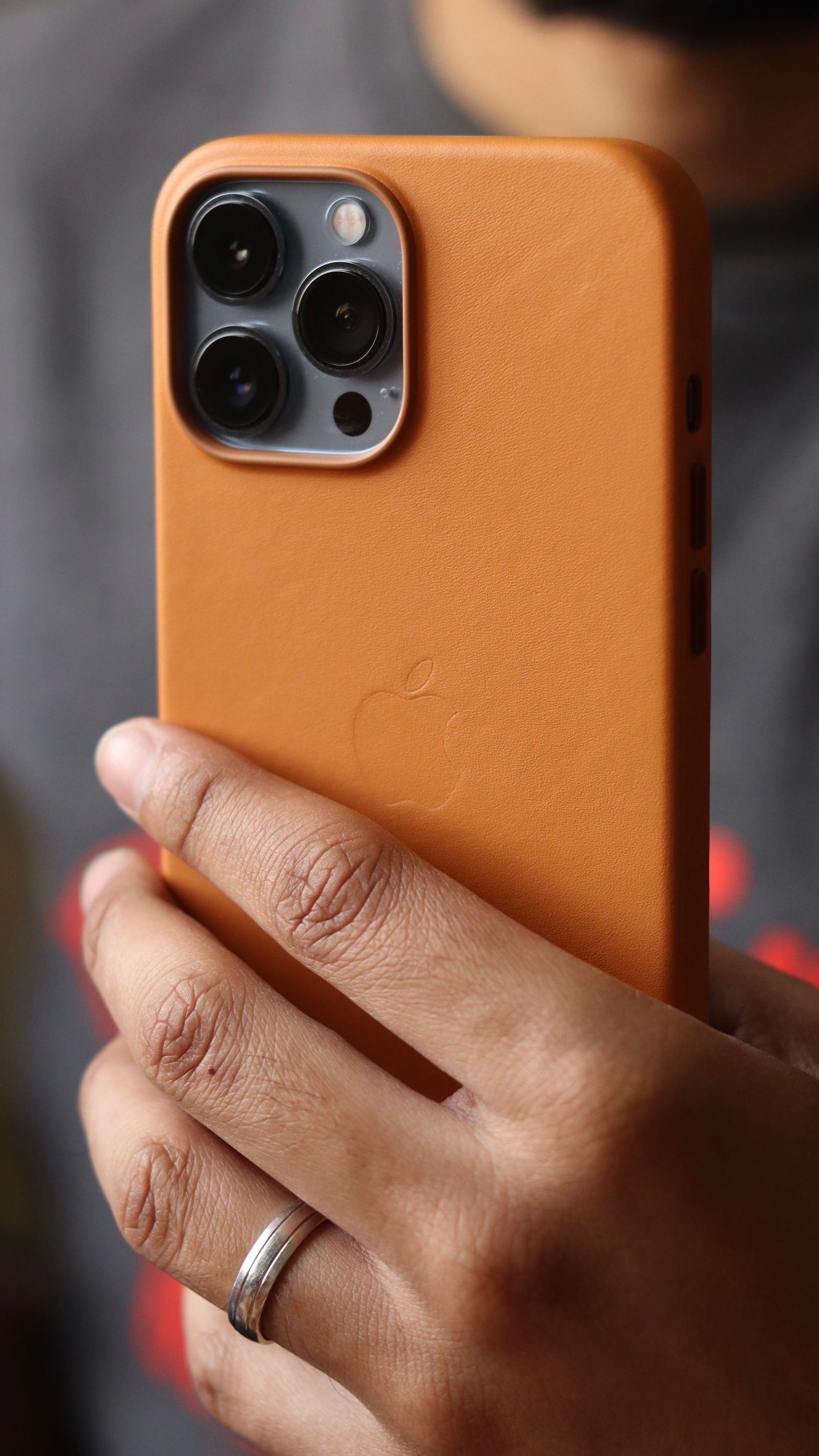 Telefon dengan sarung berwarna jingga