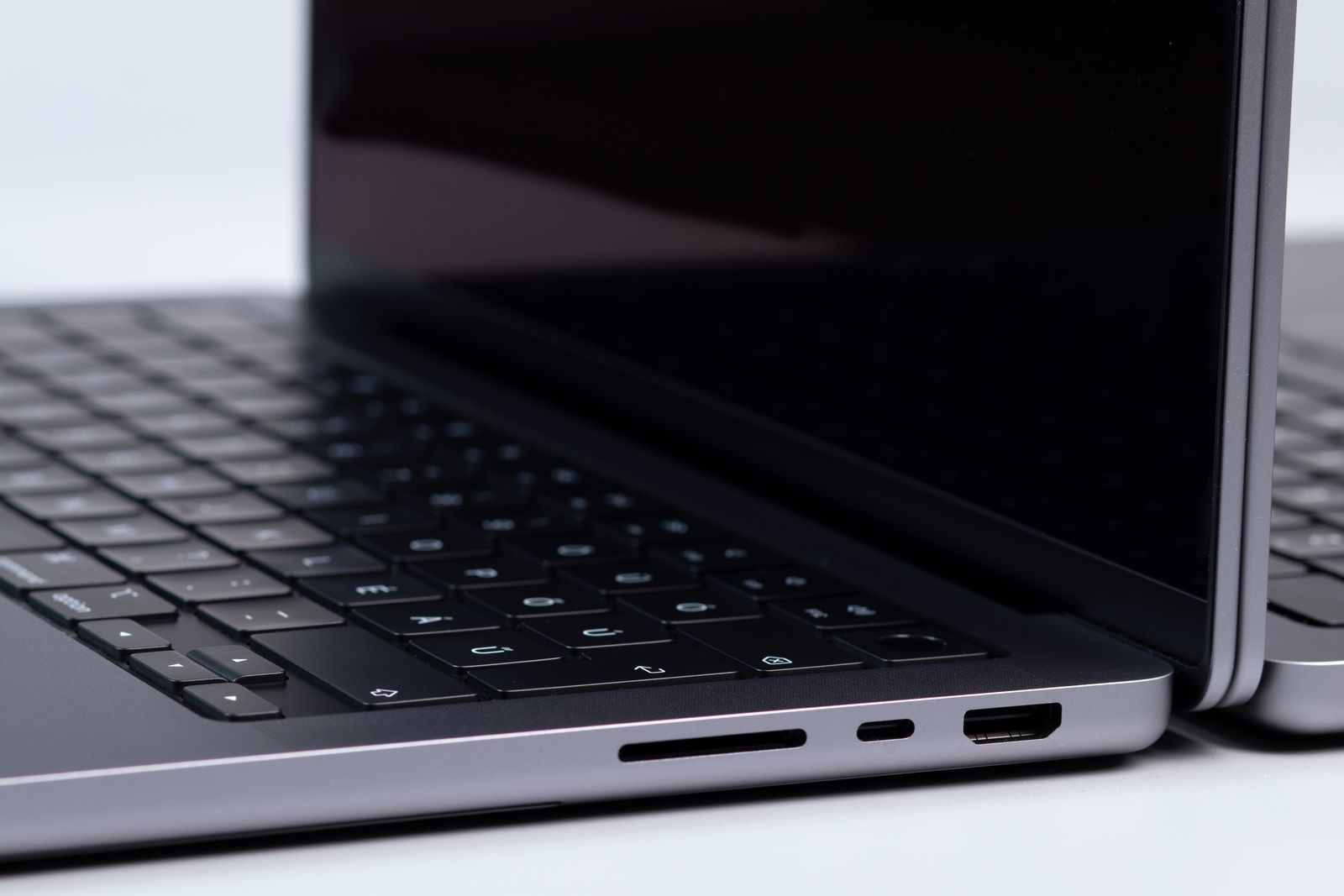 Port pada sisi MacBook Pro