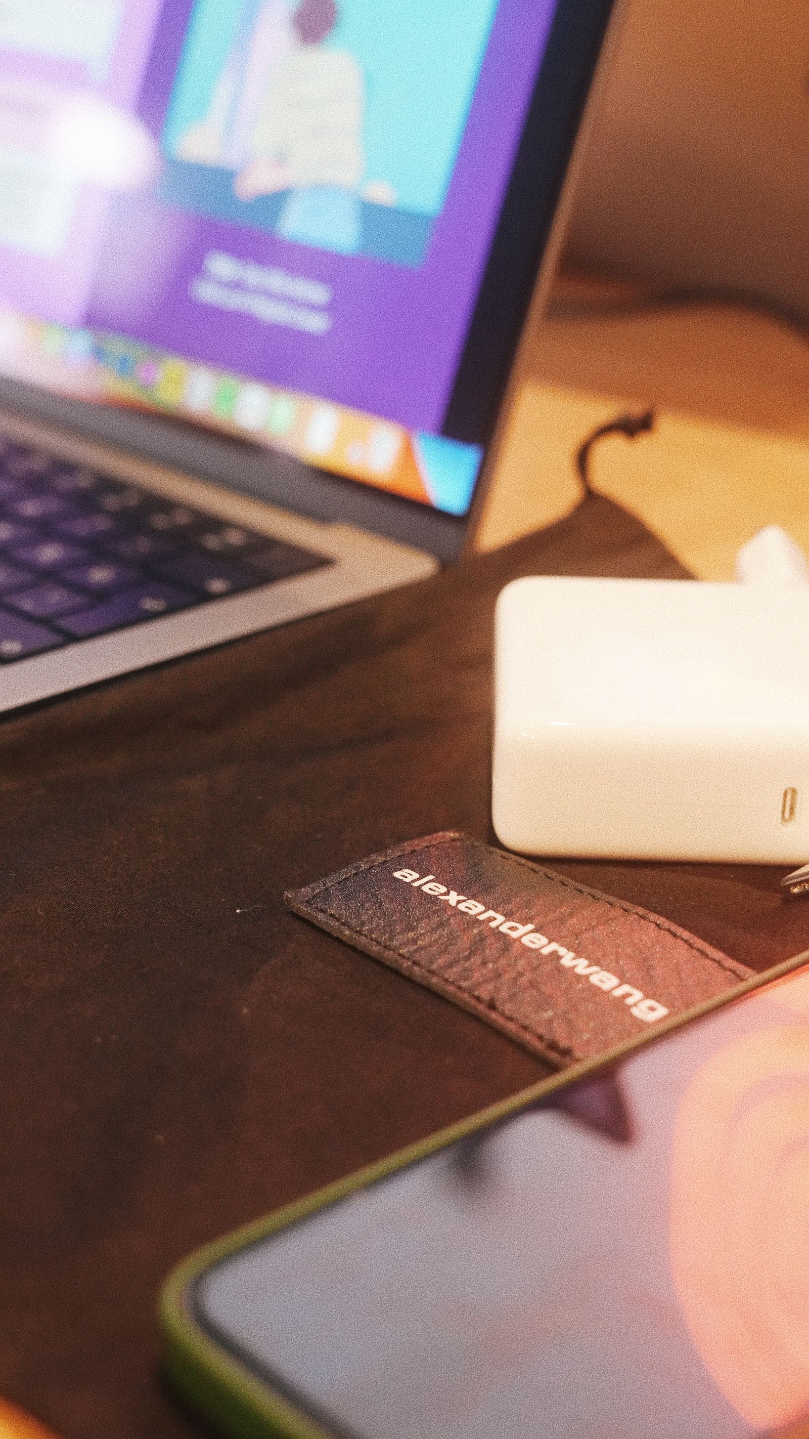 MacBook dan penyesuai pengecas di atas meja