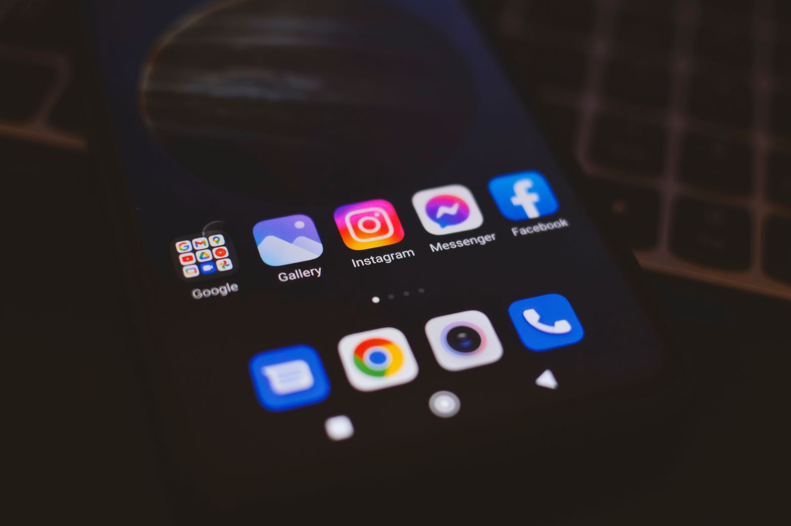 Folder aplikasi pada skrin telefon