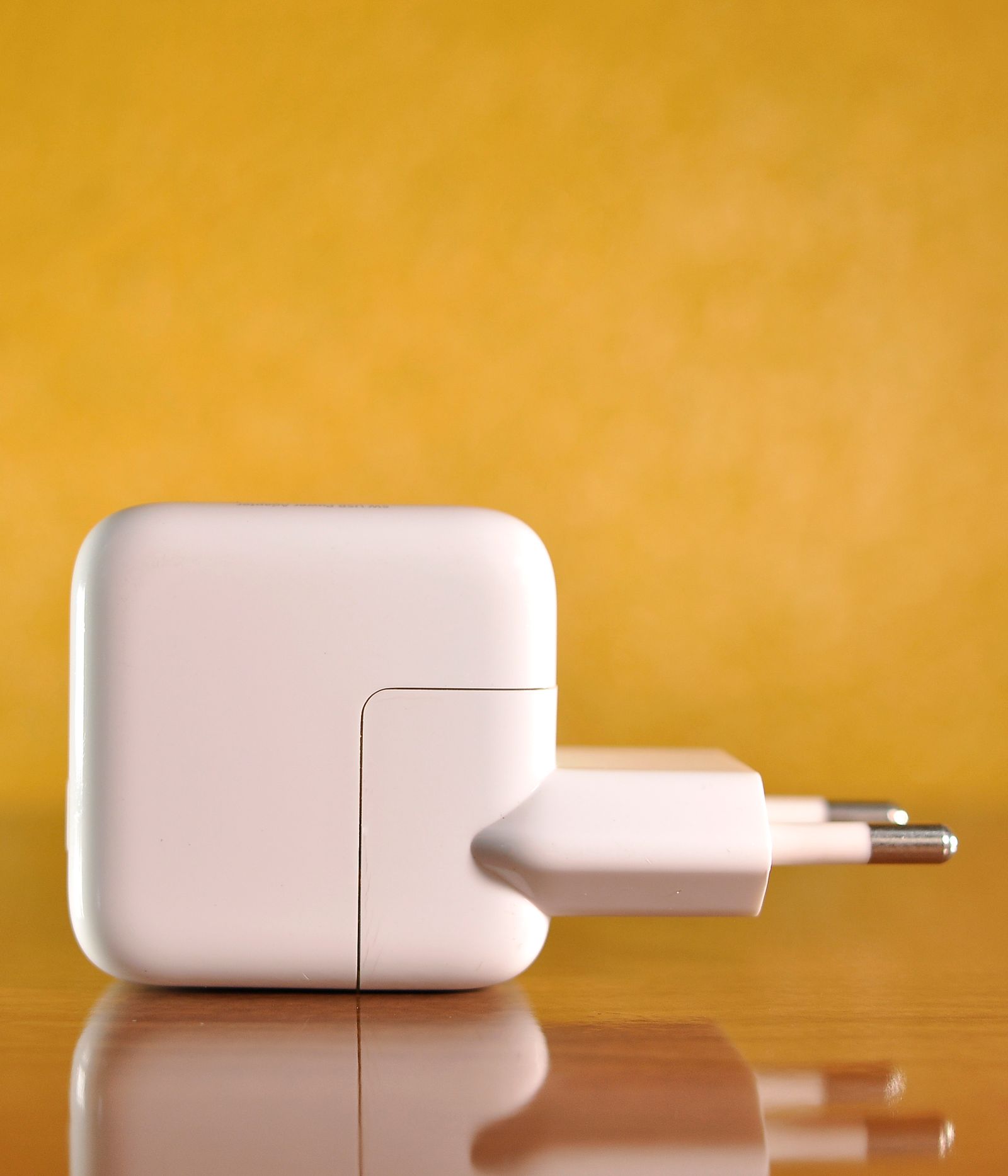 Penyesuai pengecas USB-C berwarna putih