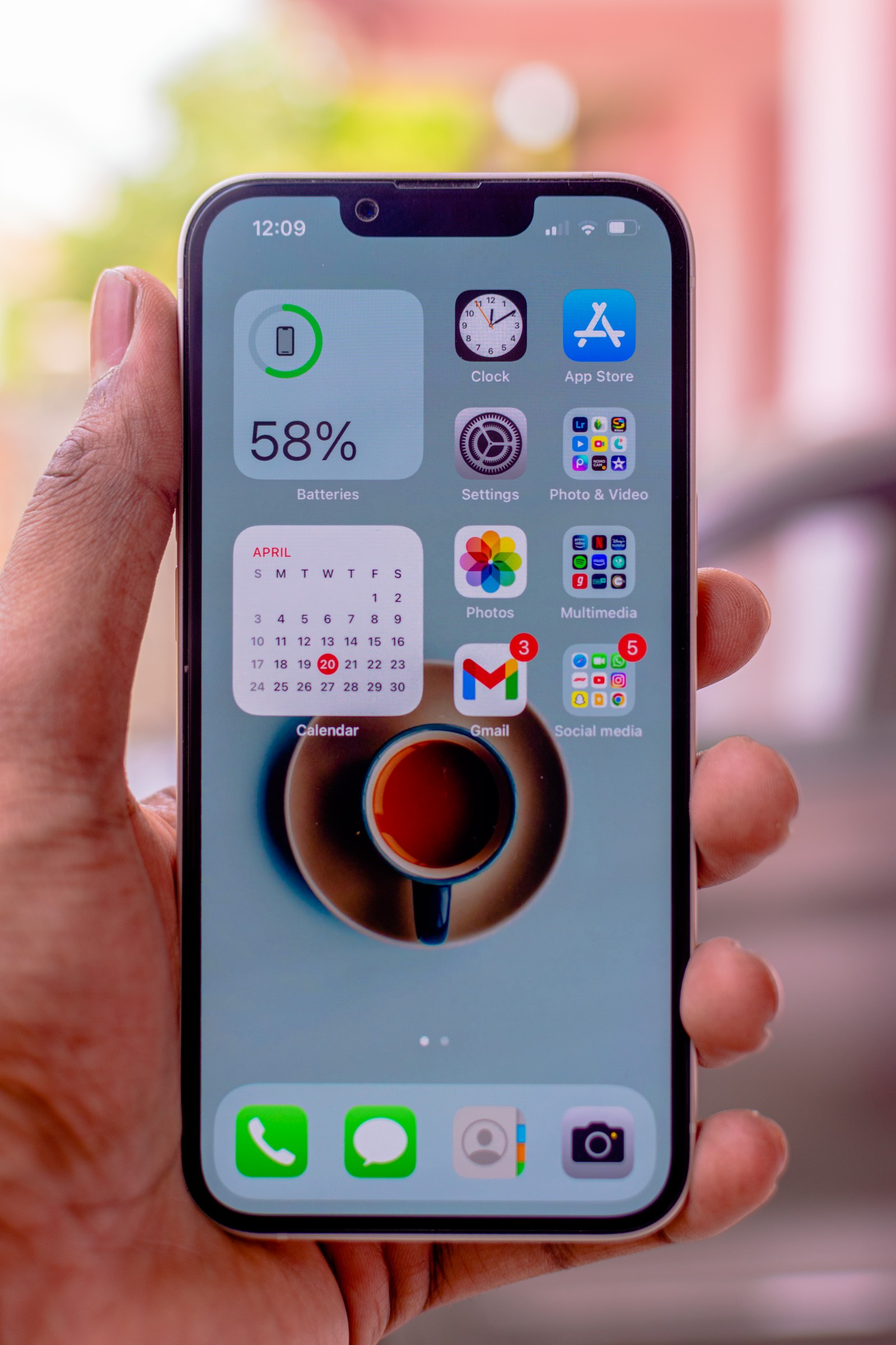 Telefon memaparkan widget peratus bateri