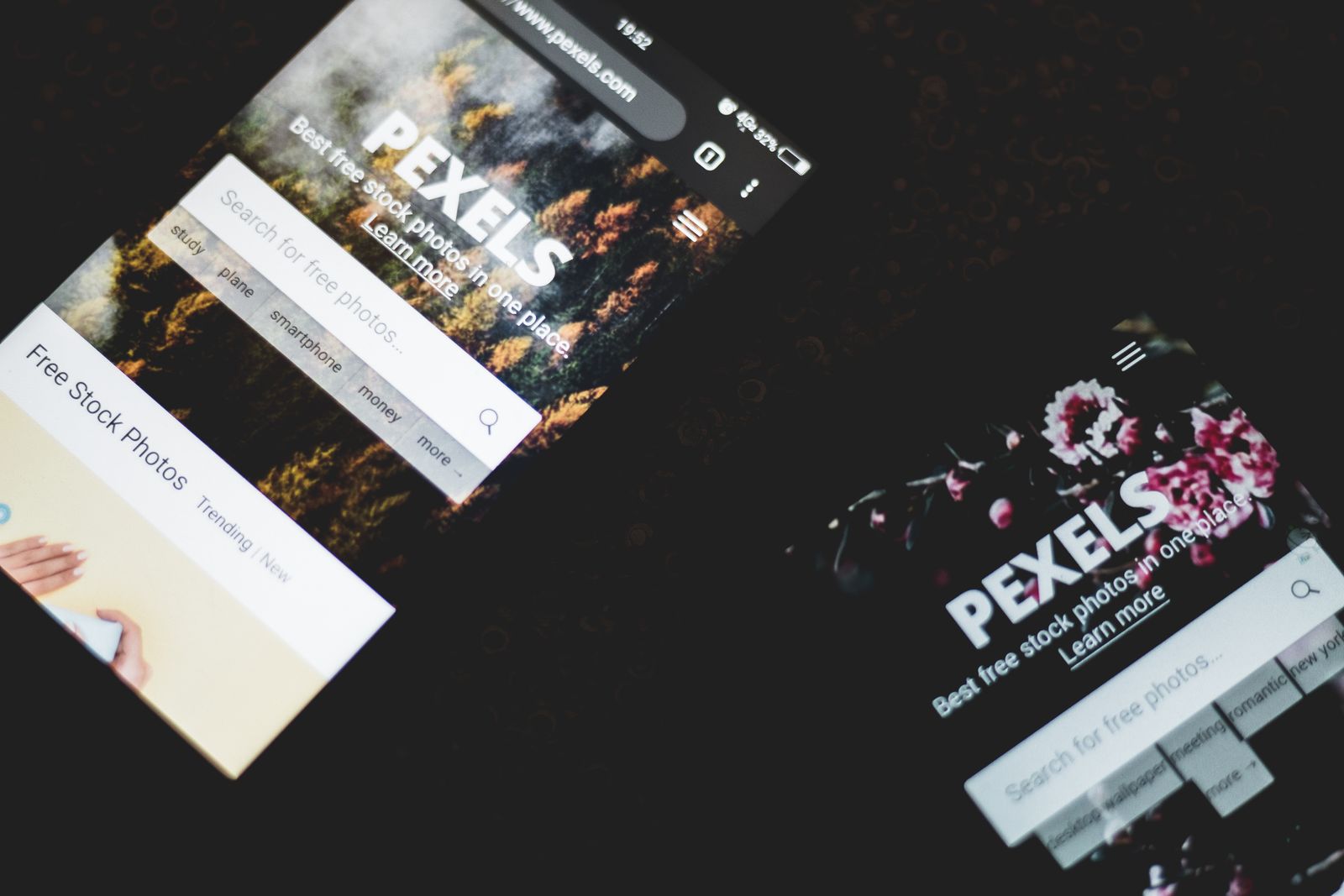 Dua telefon memaparkan kandungan laman Pexels