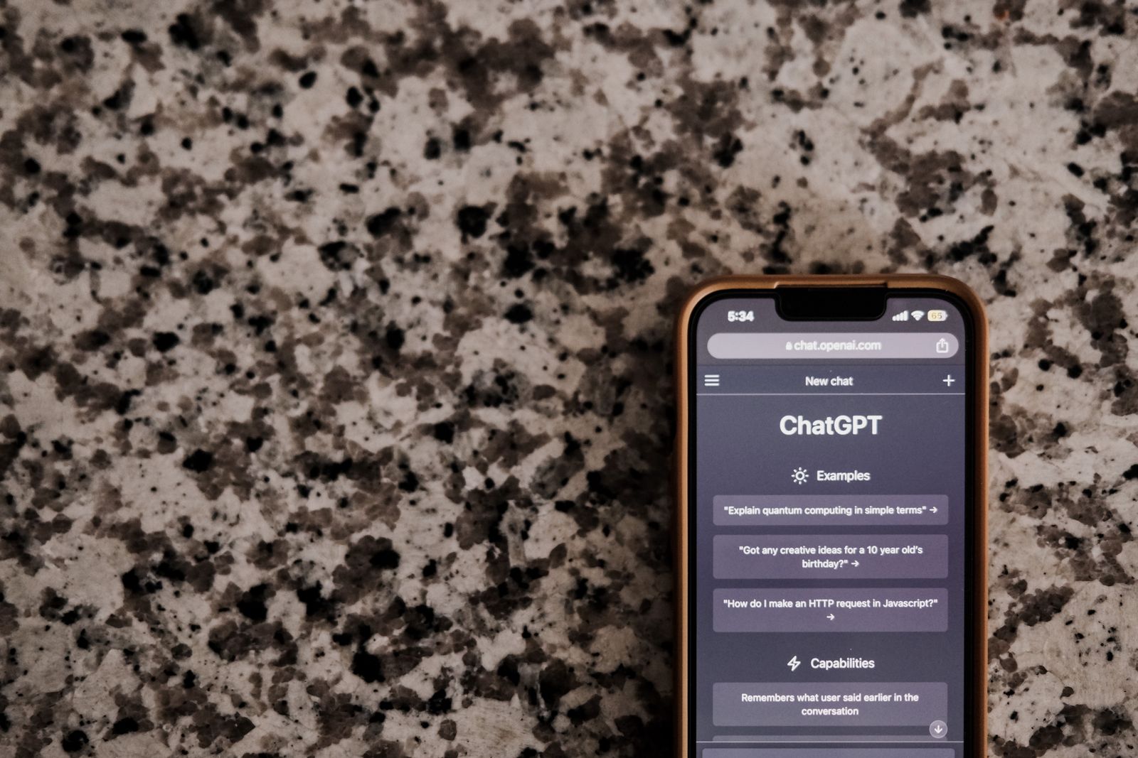 Telefon dengan ChatGPT di atas meja