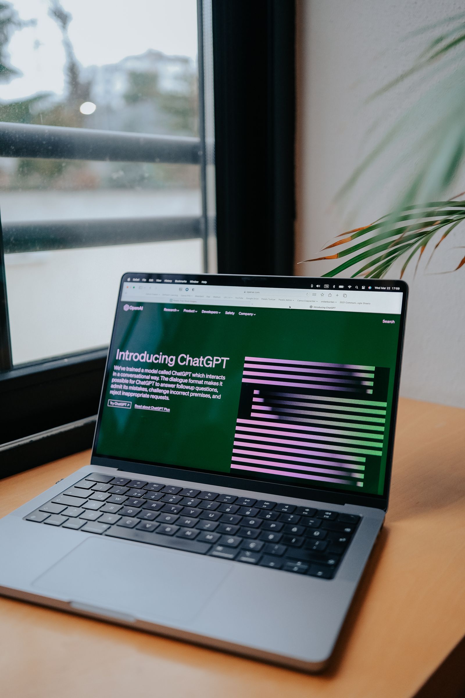 Komputer riba yang memaparkan laman OpenAI