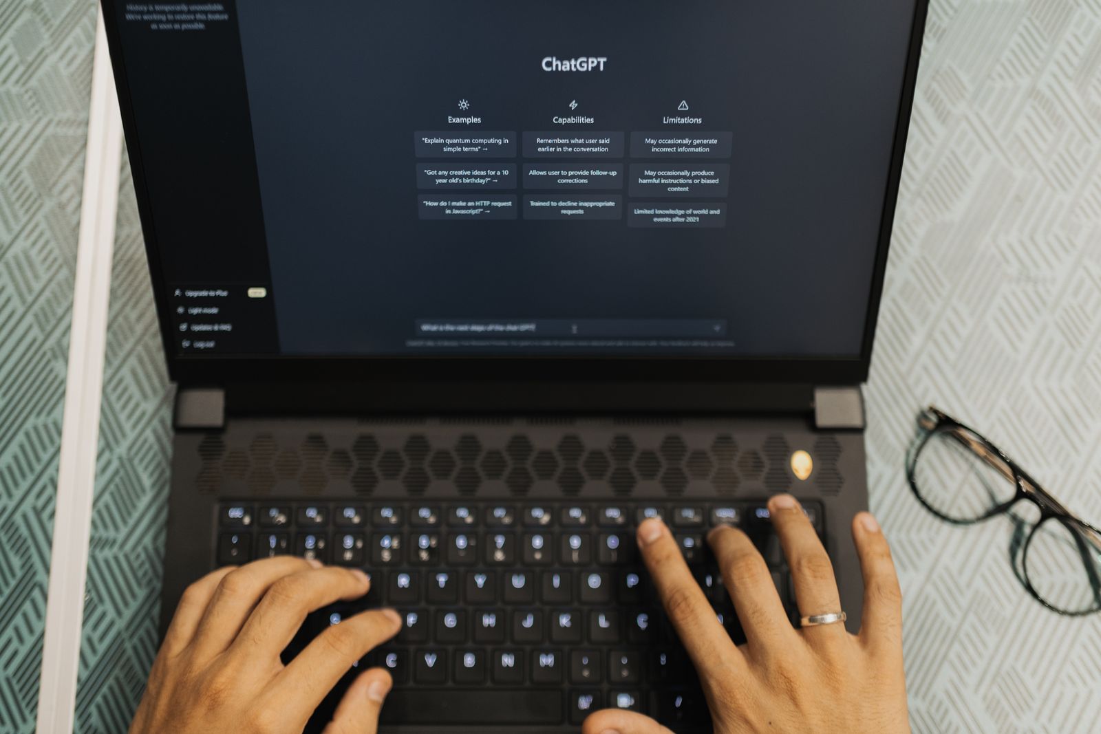 Komputer riba digunakan dengan ChatGPT terbuka