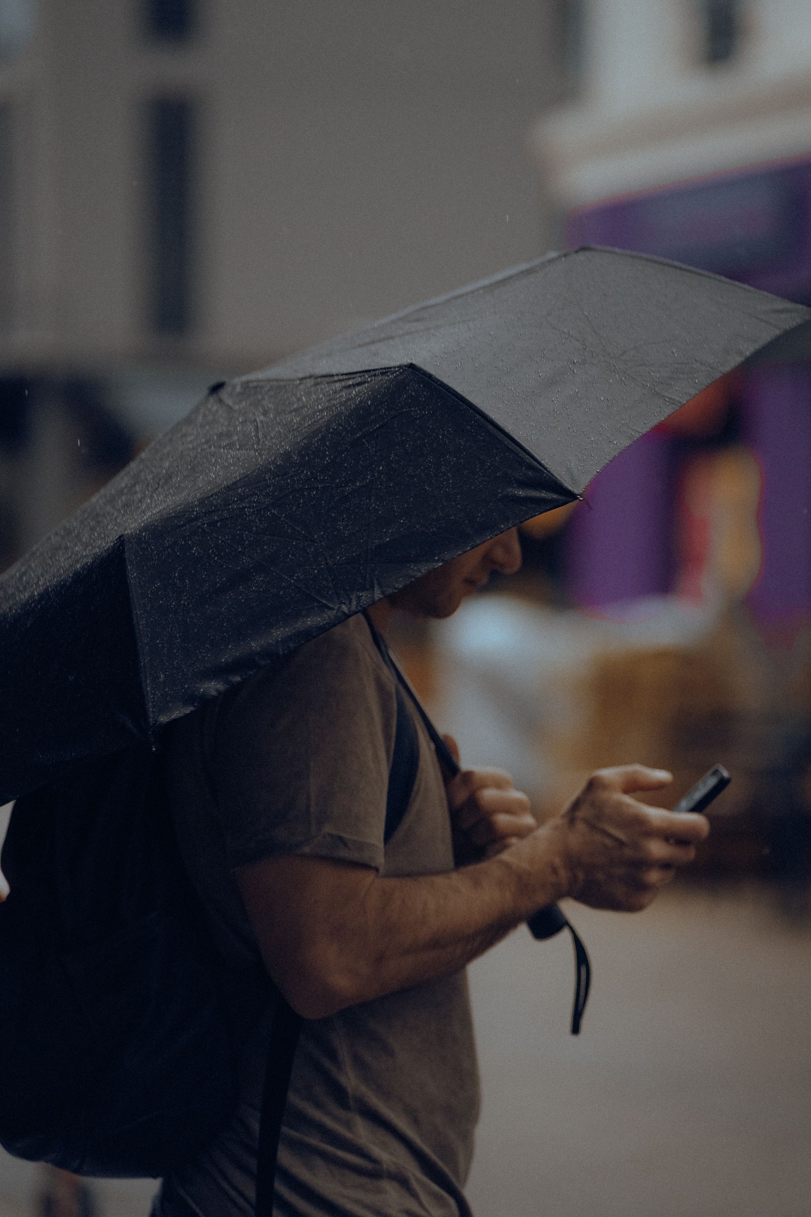 Penggunaan telefon di bawah payung ketika hujan