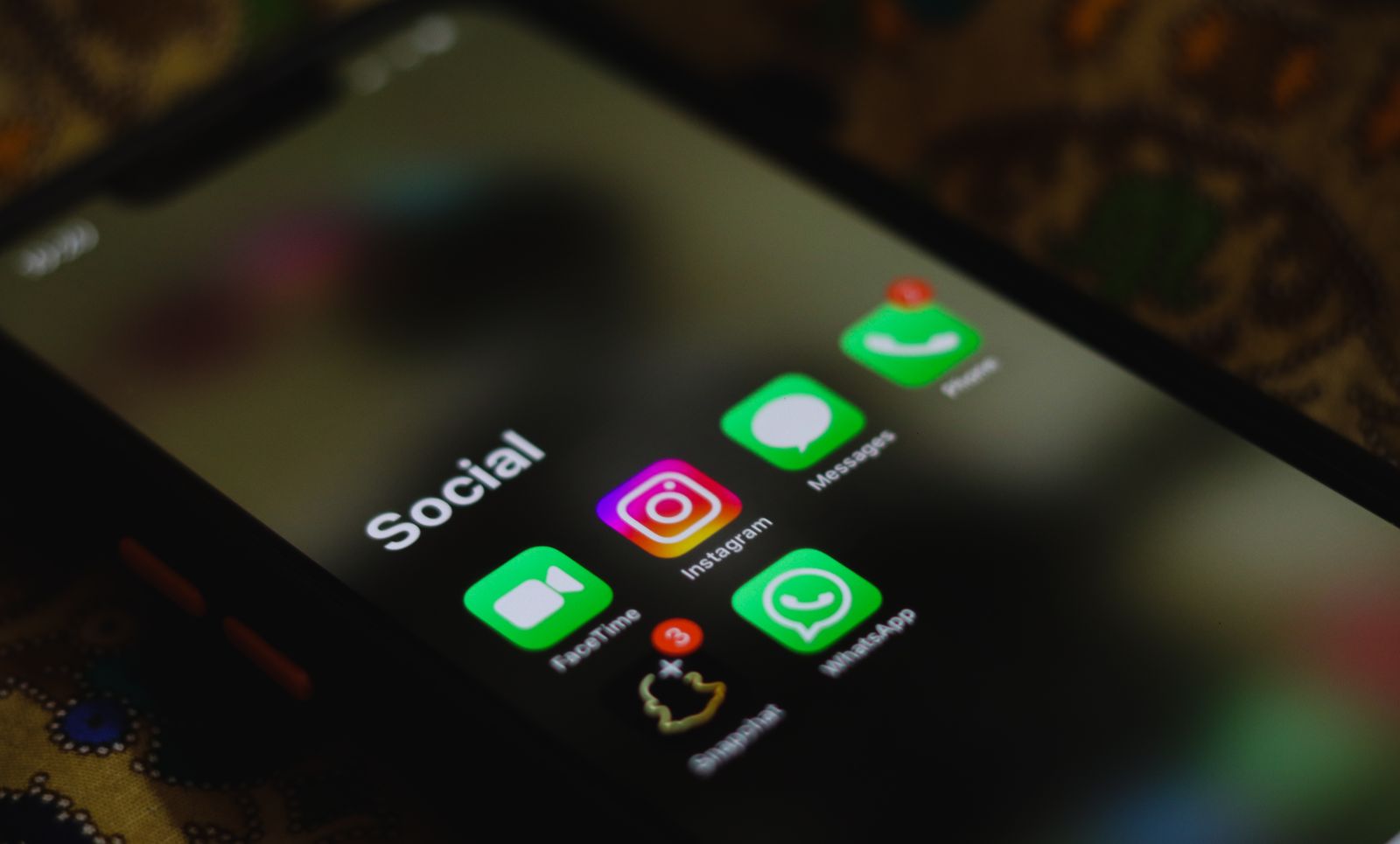 Folder aplikasi termasuk WhatsApp pada telefon