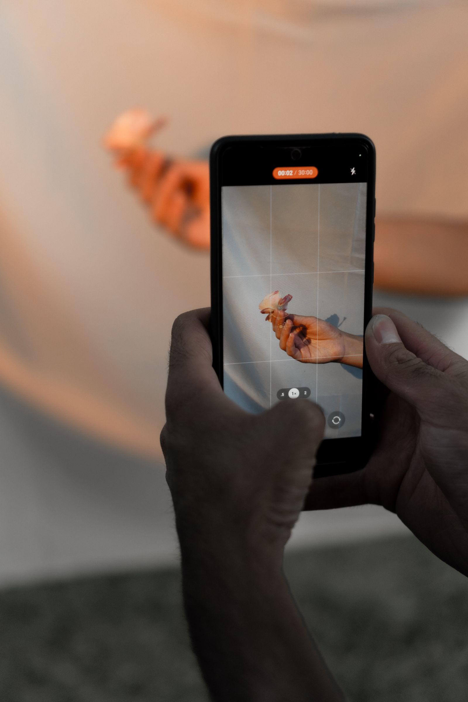 Telefon digunakan untuk mengambil gambar subjek pada jarak dekat