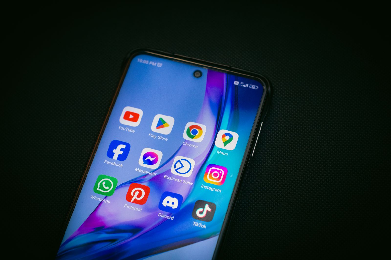 Skrin telefon Android dengan ikon aplikasi
