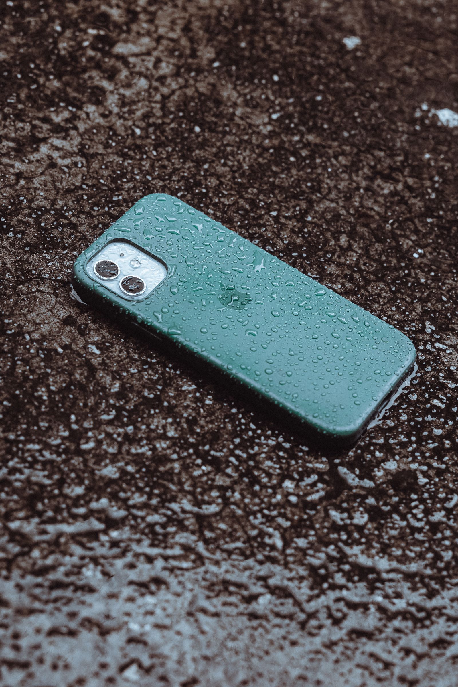 Telefon di atas permukaan yang basah