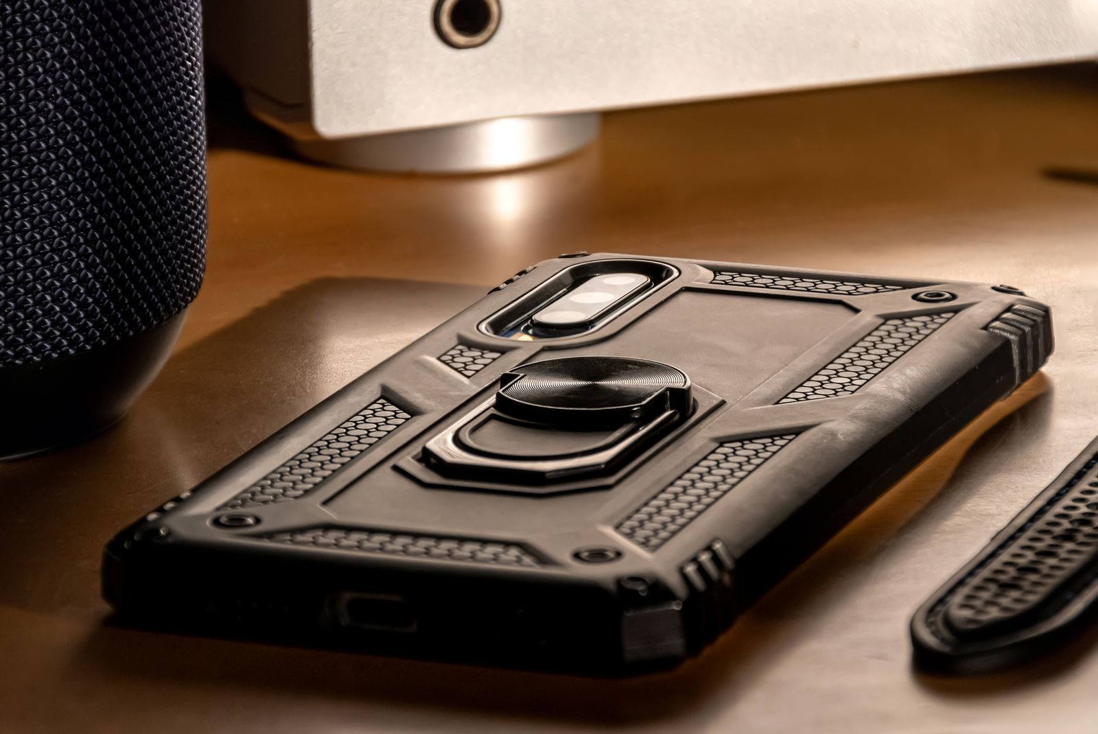 Telefon dengan sarung yang melindungi bahagian belakang dan sisi
