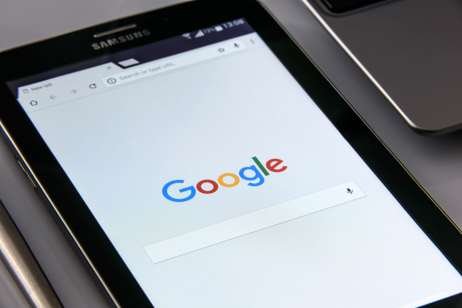 Tablet Samsung memaparkan laman Google dalam pelayar