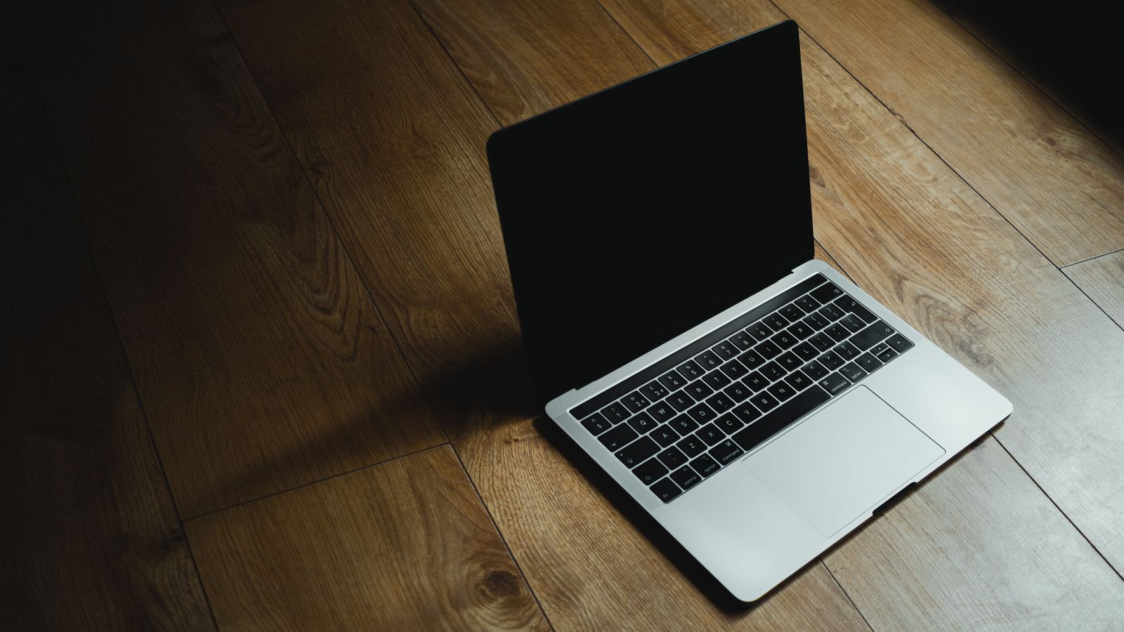 Komputer riba MacBook Pro generasi lama dengan skrin dimatikan