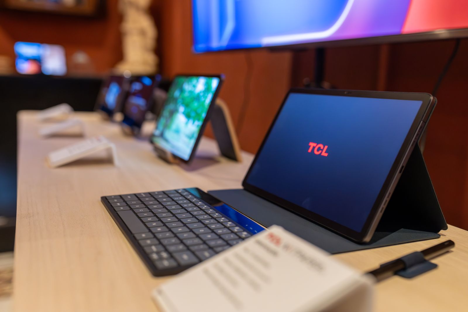 Tablet TCL dengan aksesori papan kekunci di ruang pameran
