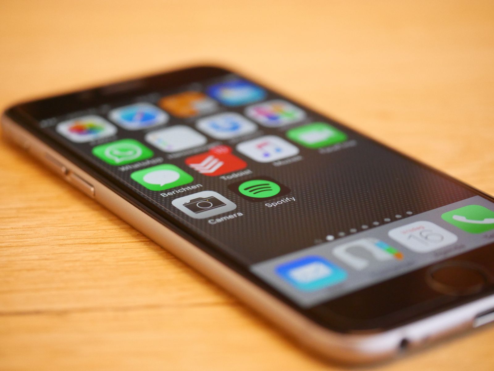 Aplikasi komunikasi pada skrin iPhone