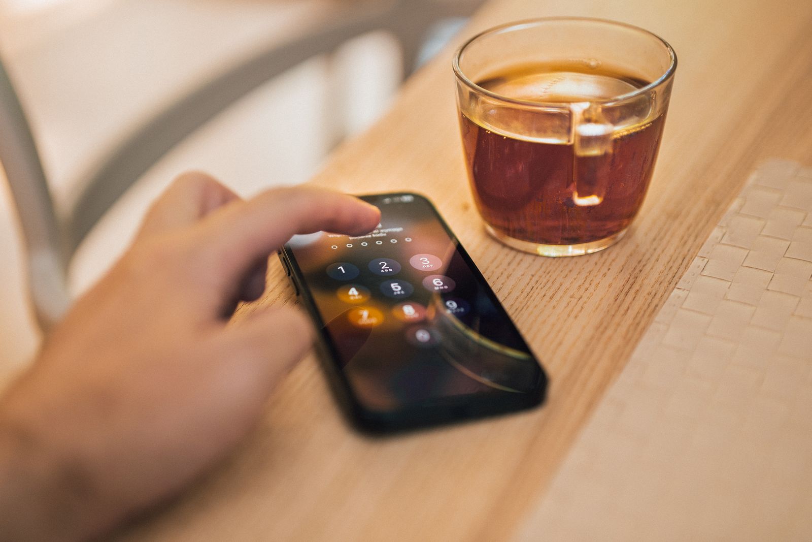 Memasukkan kod laluan pada telefon