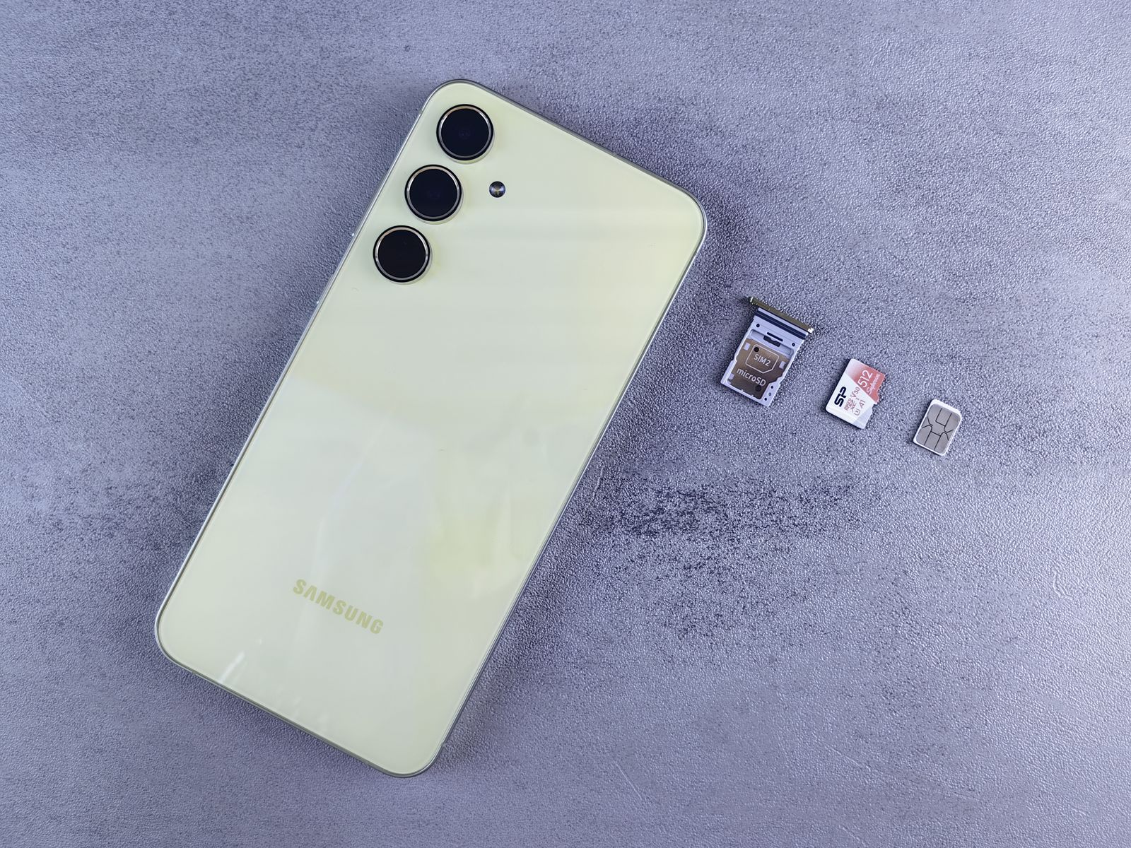 Telefon Samsung bersama kad SIM, kad memori dan dulang kad