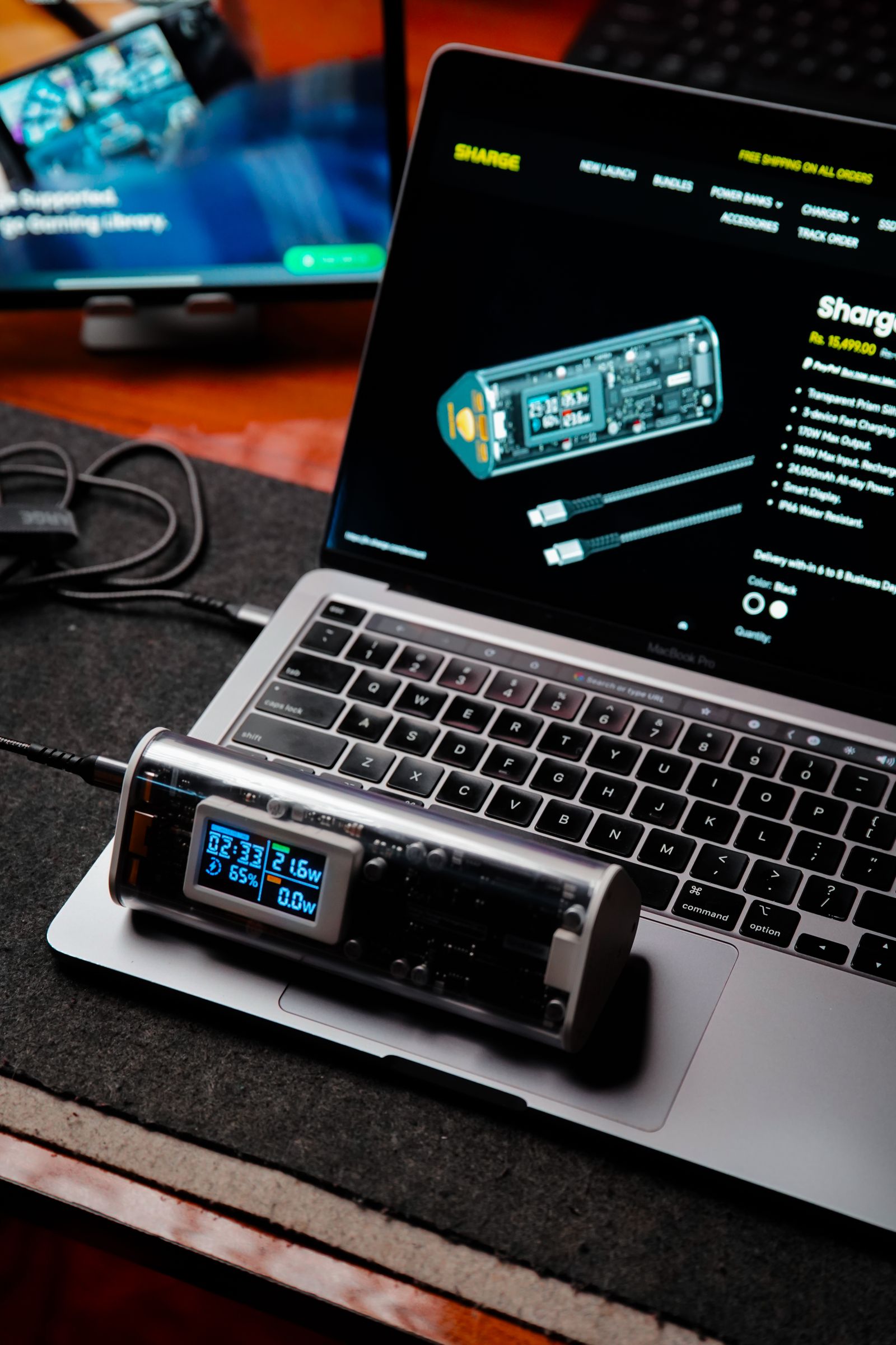 Komputer riba bersama monitor luaran di meja kerja