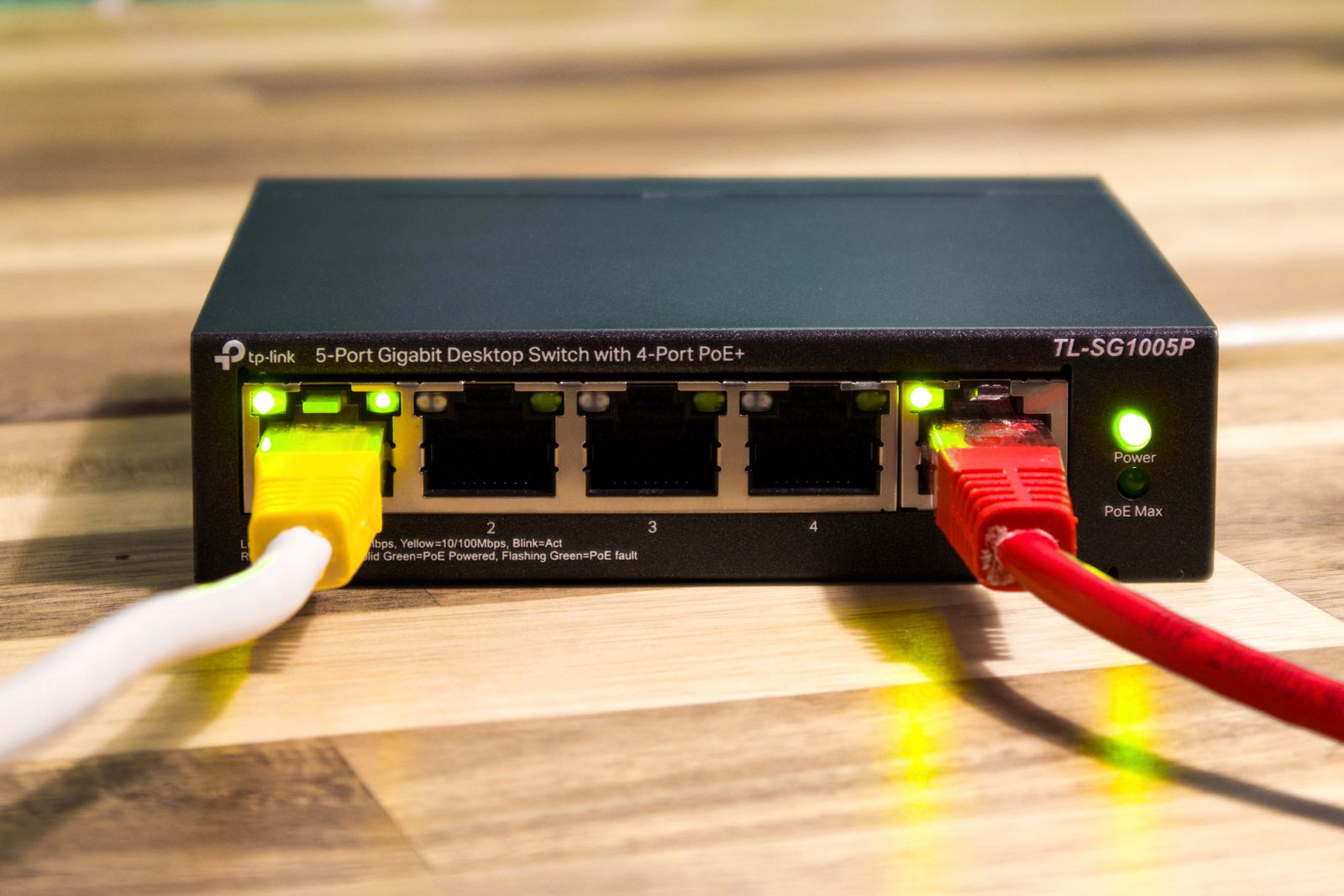 Kabel Ethernet disambungkan kepada suis rangkaian