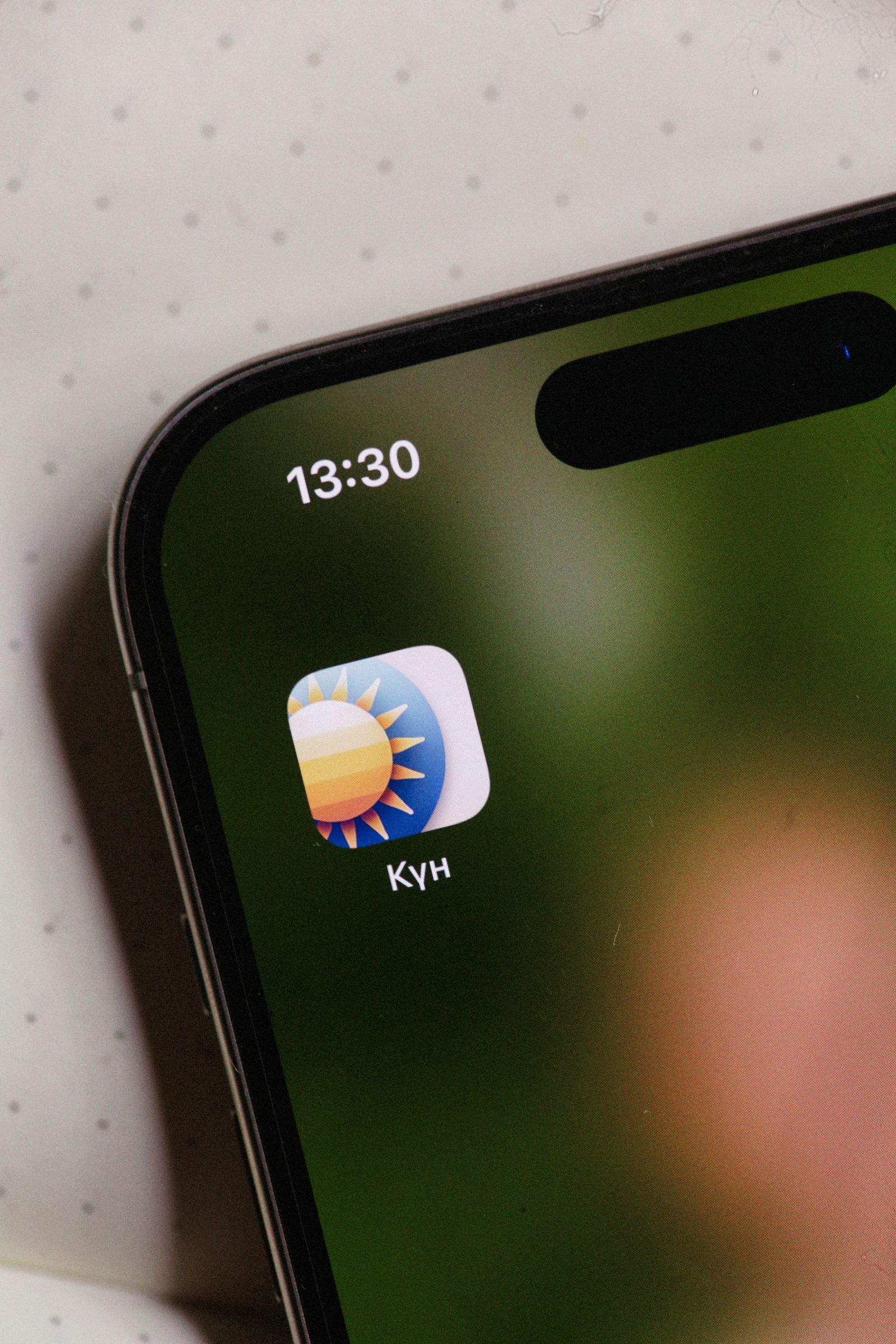 Pandangan dekat ikon cuaca dan bahagian atas paparan iPhone