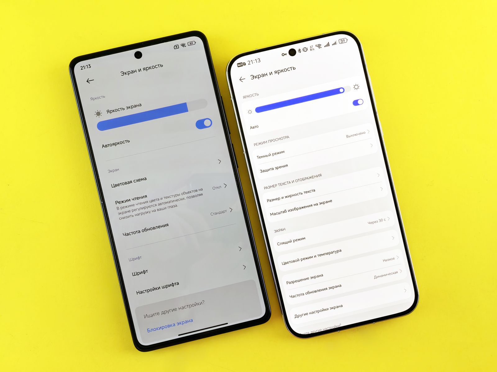 Menu kebenaran mikrofon pada dua telefon Android
