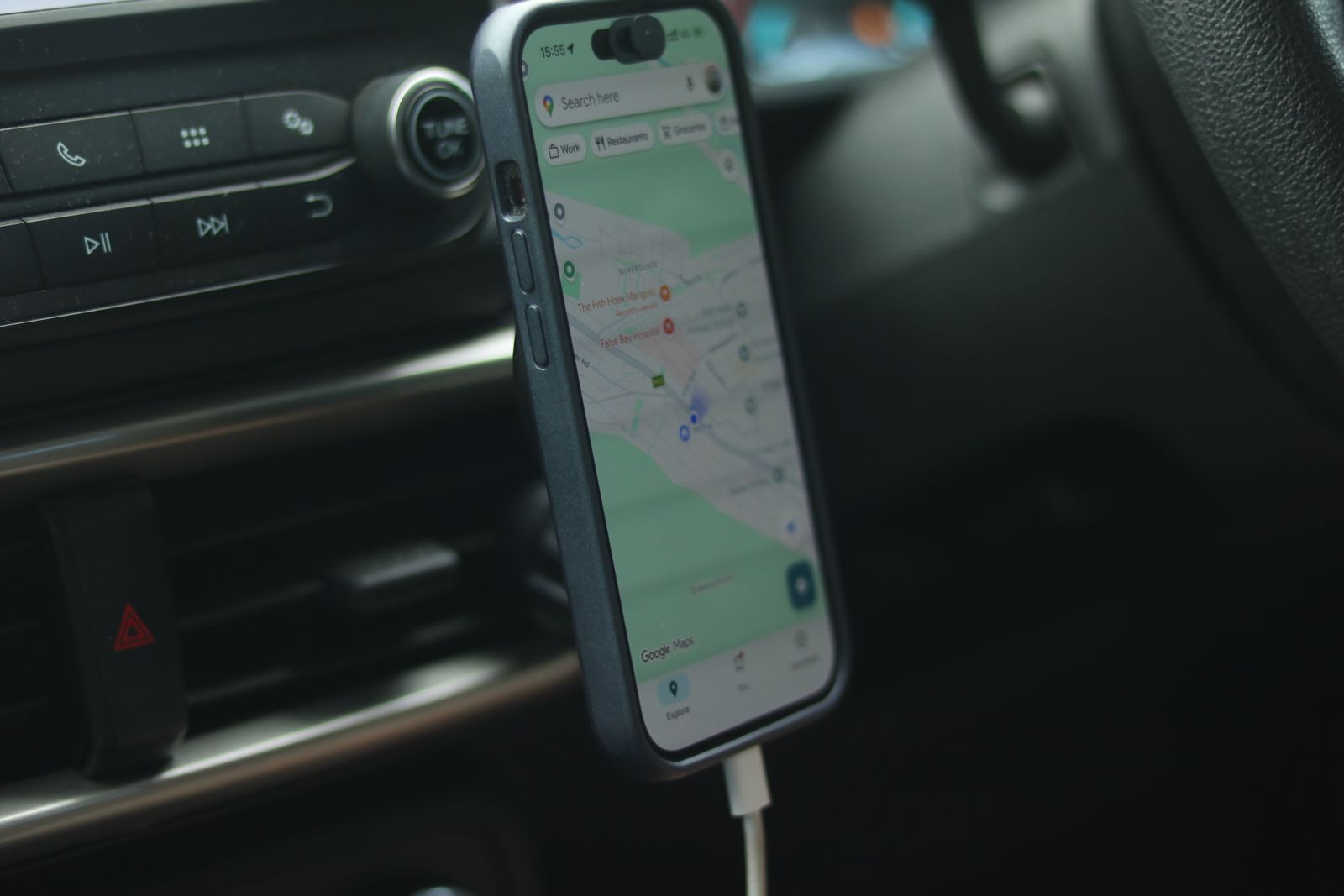 Telefon dengan peta navigasi dan kabel dalam kereta