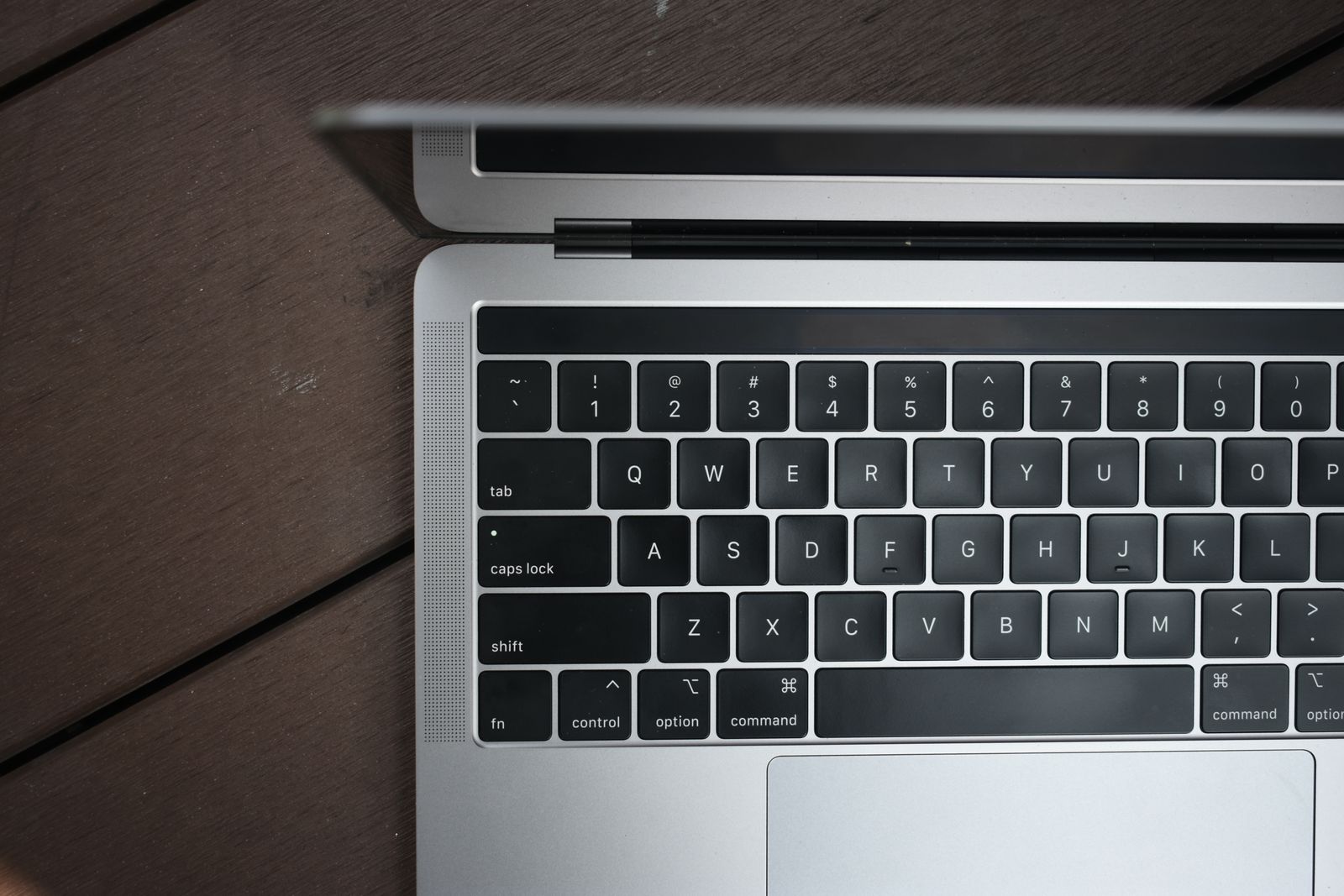 Papan kekunci dan engsel MacBook dilihat dari atas