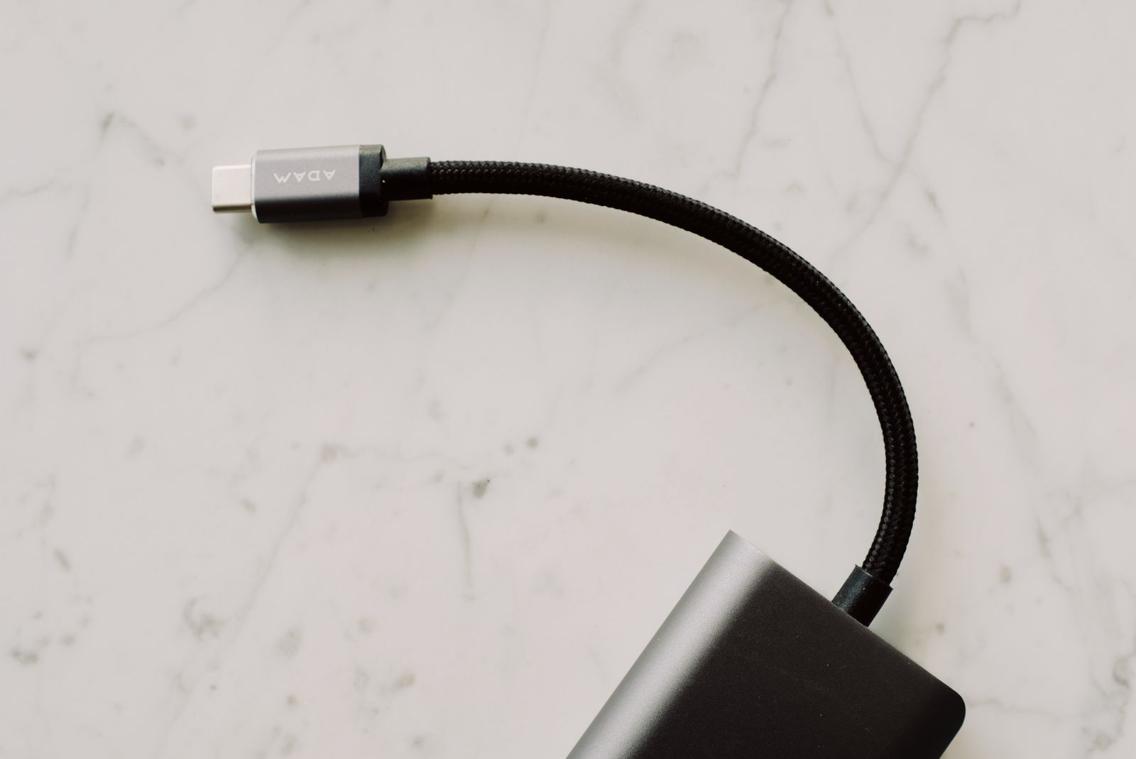 Hab USB-C dengan kabel penyambung di atas permukaan cerah