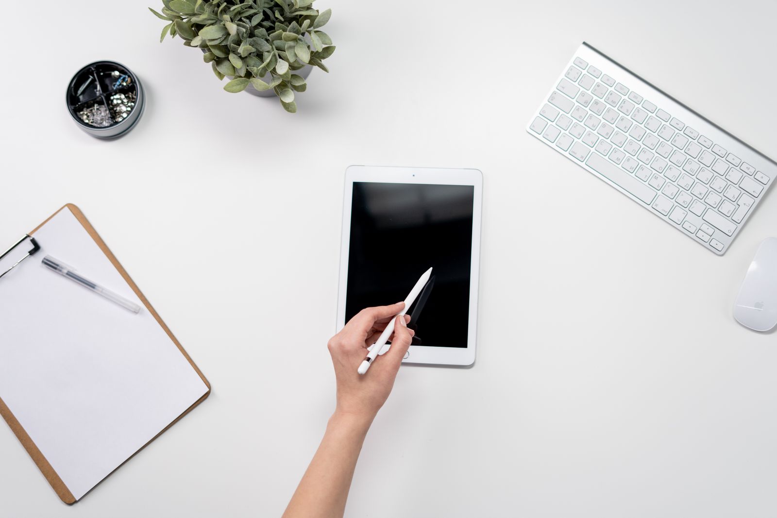 iPad dan stilus di atas meja kerja