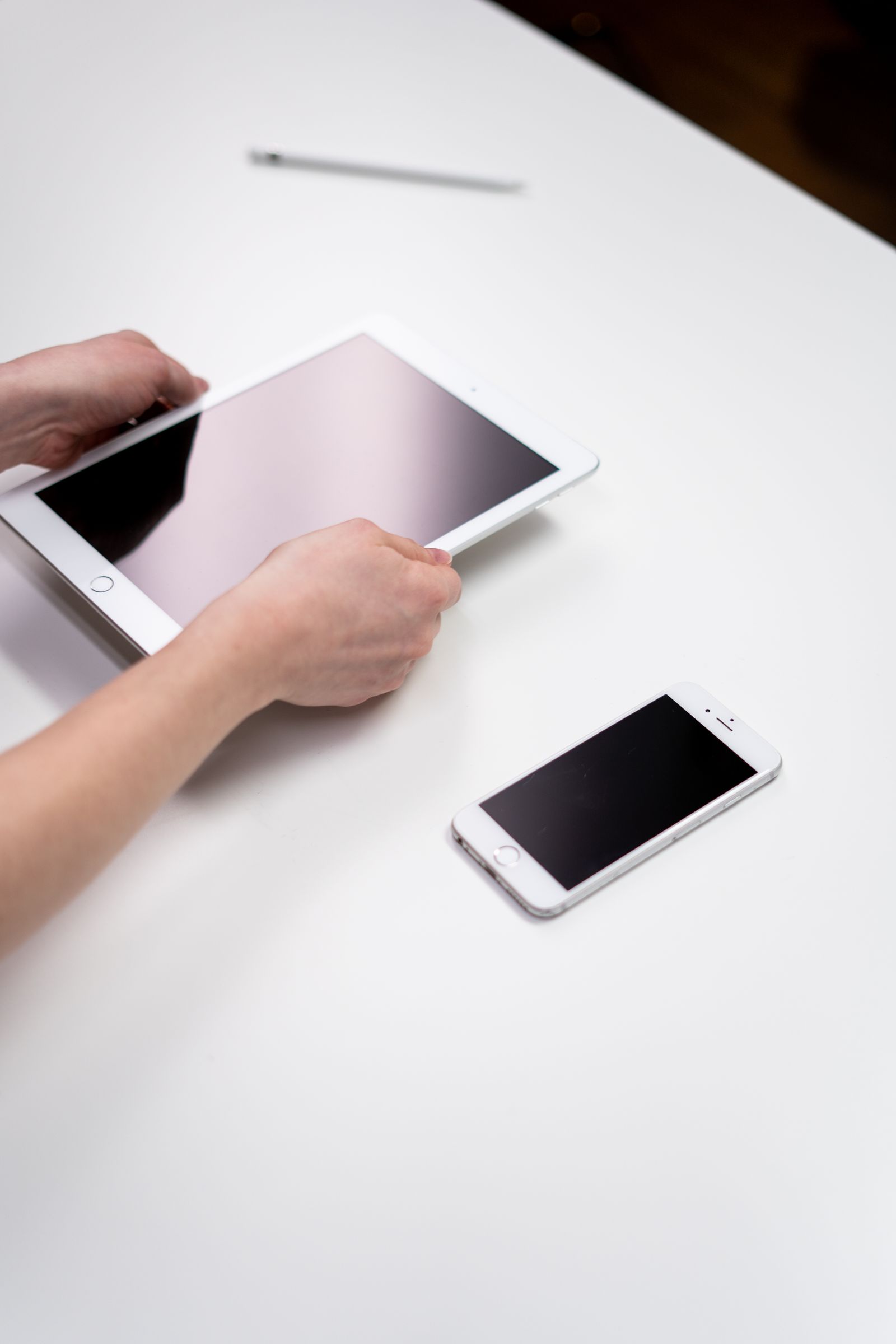 Penggunaan tablet di atas meja