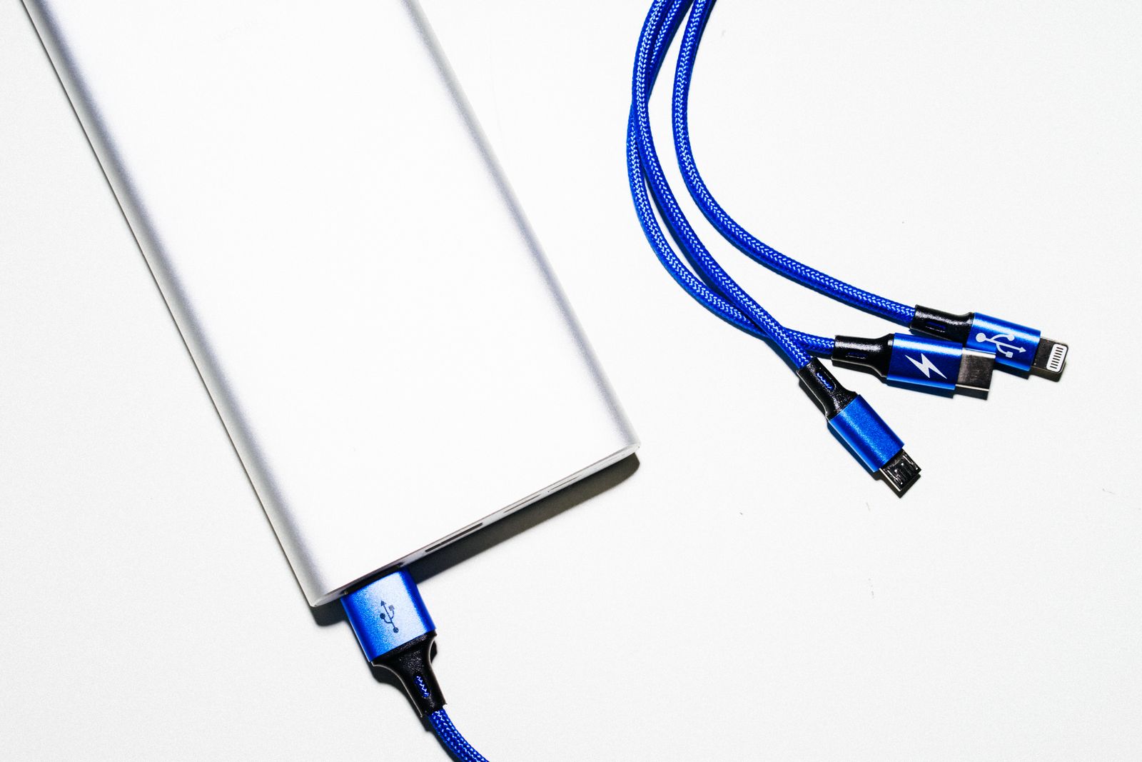Bank kuasa dan kabel USB berwarna biru