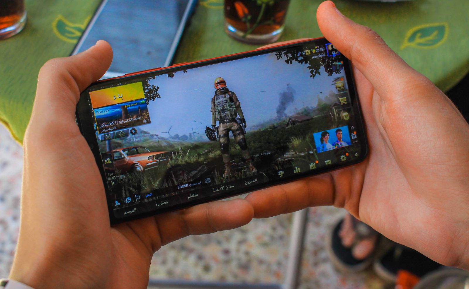 Telefon dipegang secara mendatar semasa permainan mudah alih