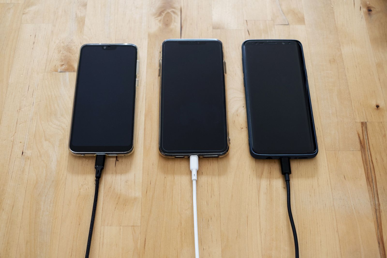 Beberapa telefon disambungkan kepada kabel pengecas