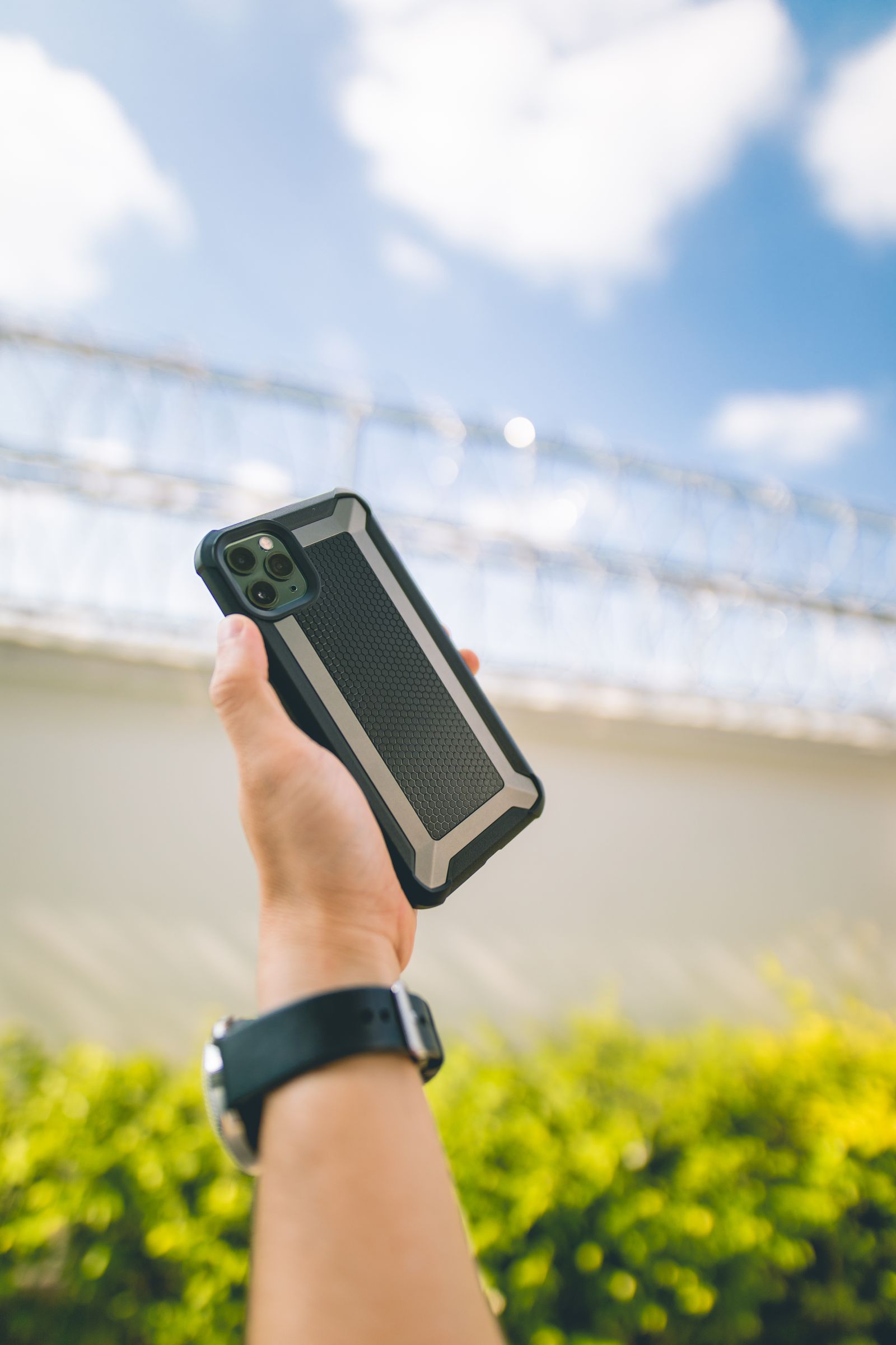 Telefon dengan sarung yang melindungi bahagian sisi
